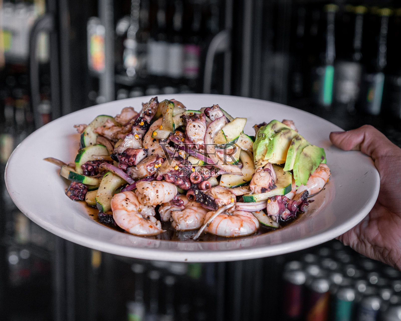 美味的aguachile在一个白色的盘子里照片摄影图片