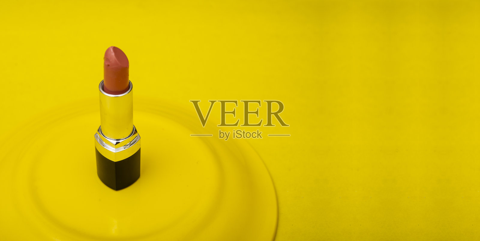 红色口红孤立在黄色横幅模板上照片摄影图片