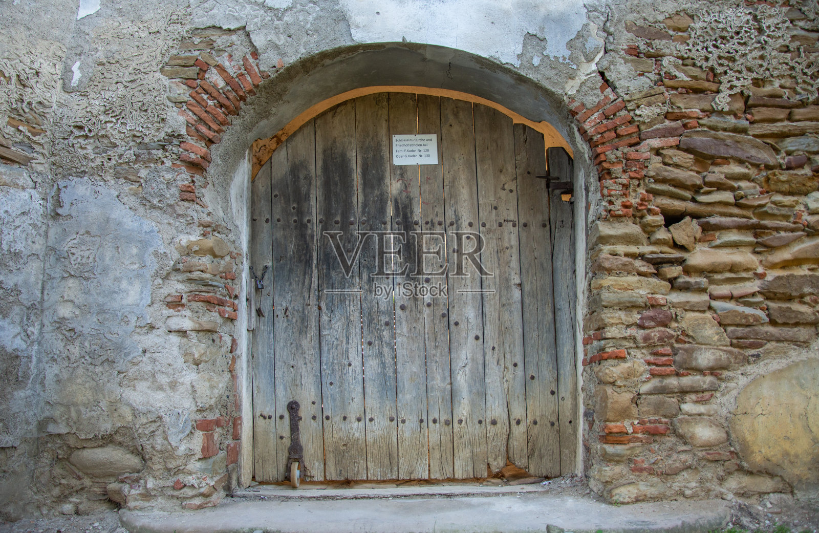 2020年9月,罗马尼亚Senereuș教堂大门照片摄影图片