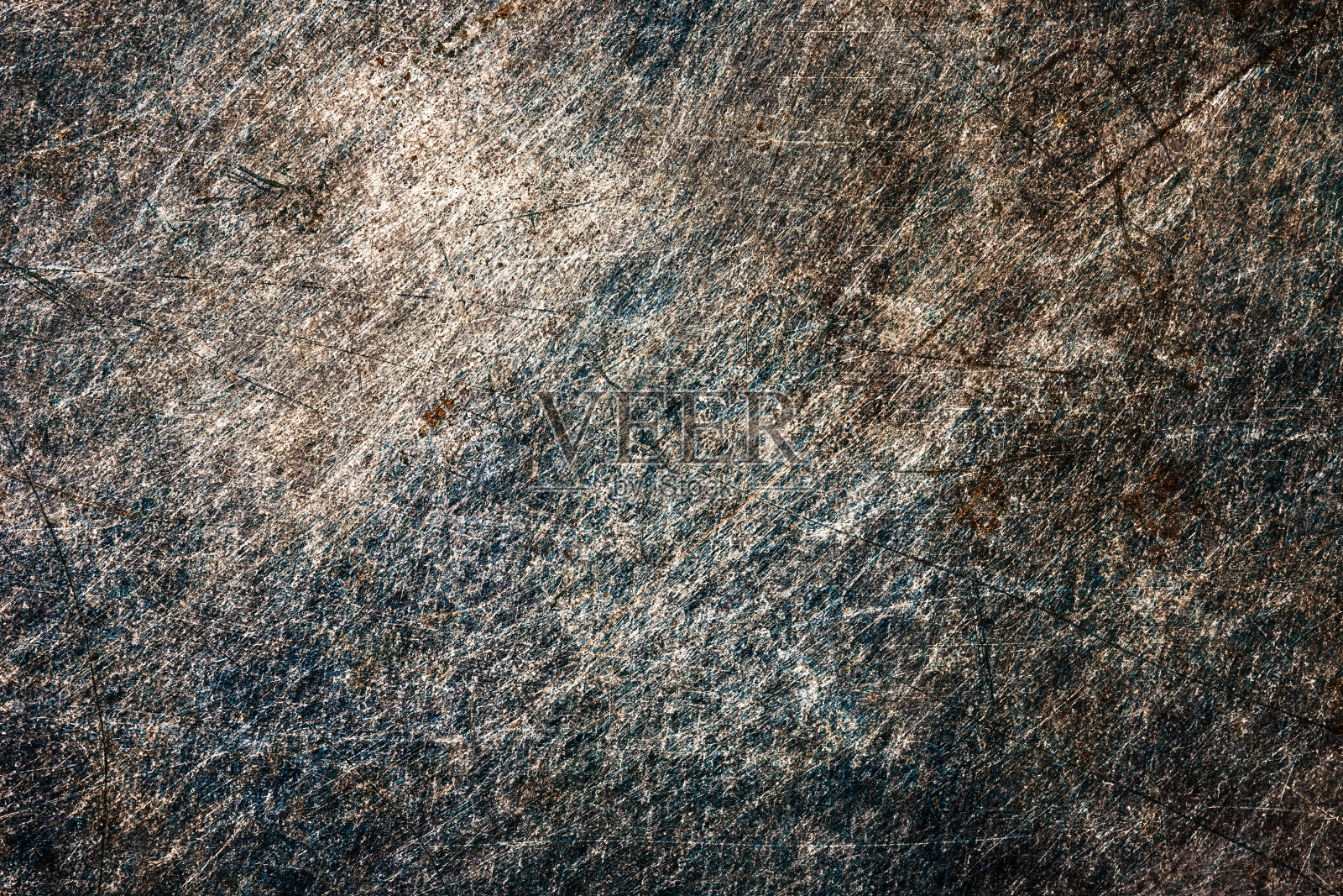 生锈的金属质感。腐蚀的背景。白色的油漆脱落。金属上的垃圾锈迹。裂纹漆模式。铁表面腐蚀。照片摄影图片