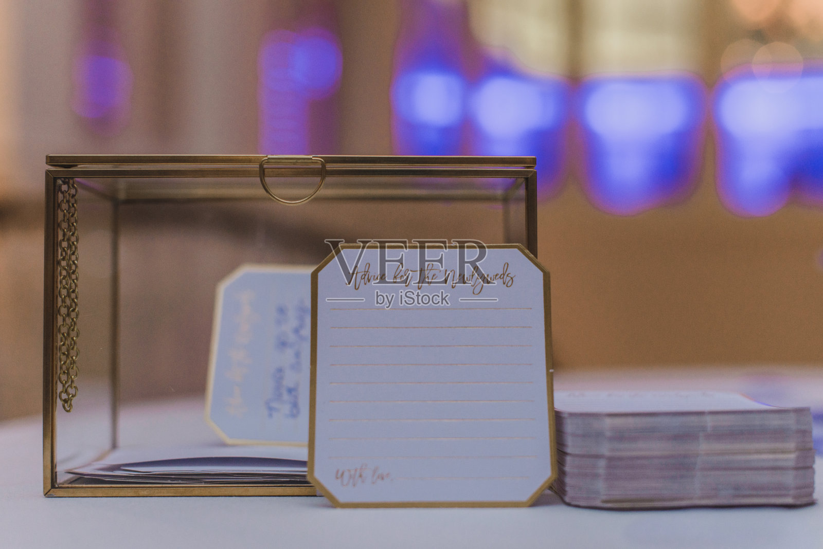 写着“给新婚夫妇的建议”的便签本照片摄影图片