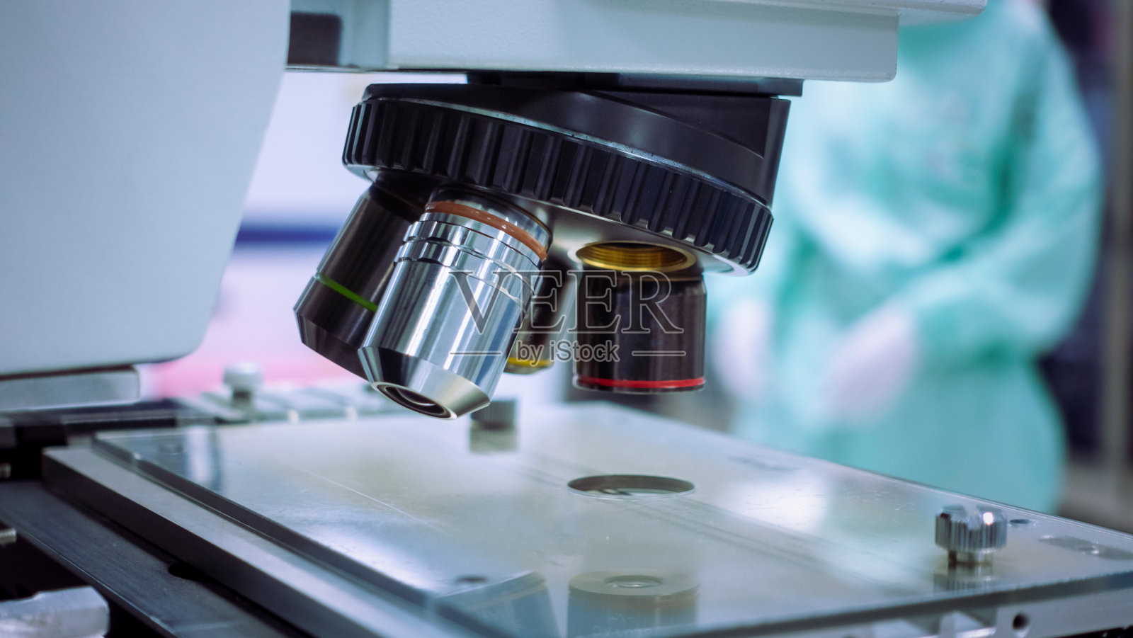 将显微镜的焦点放在洁净室用于检测产品照片摄影图片