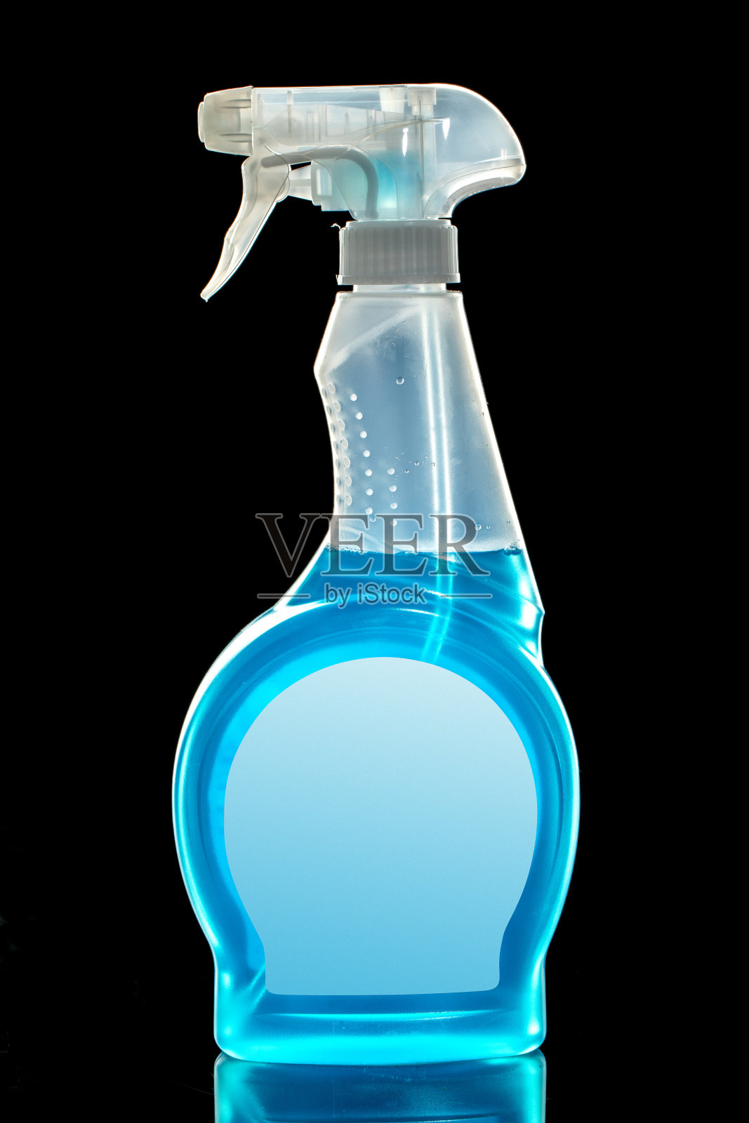 在黑色背景上清洗眼镜的方法照片摄影图片