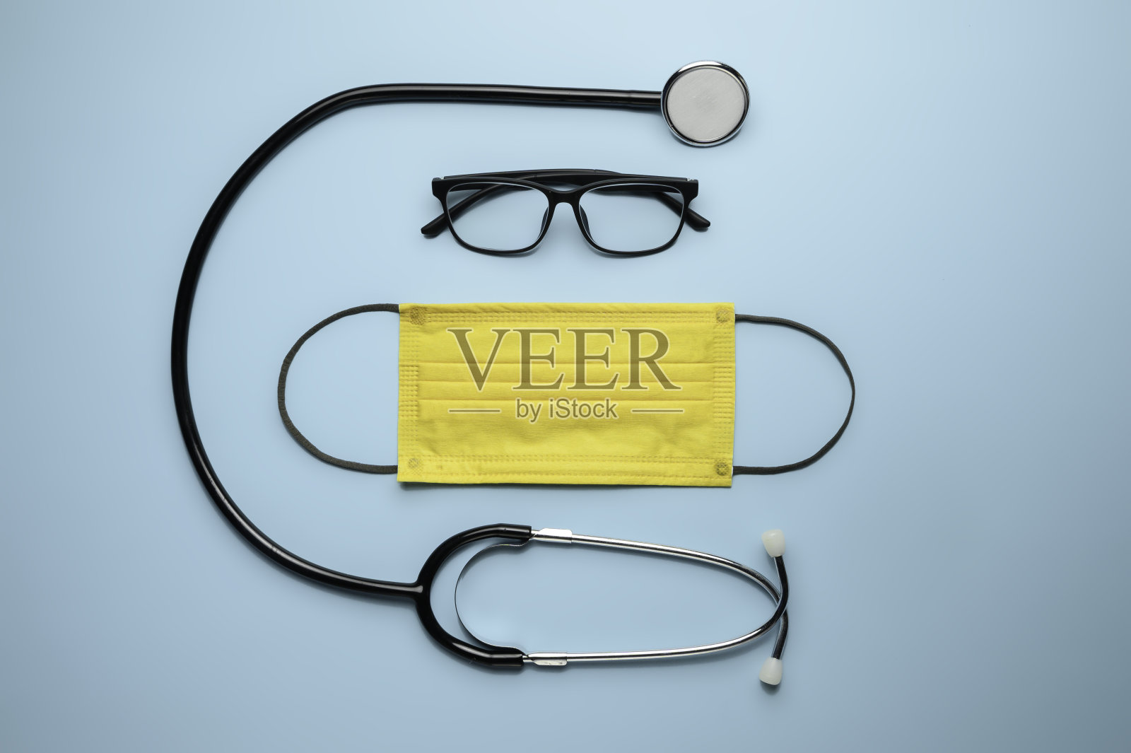 时尚的四层外科口罩照片摄影图片