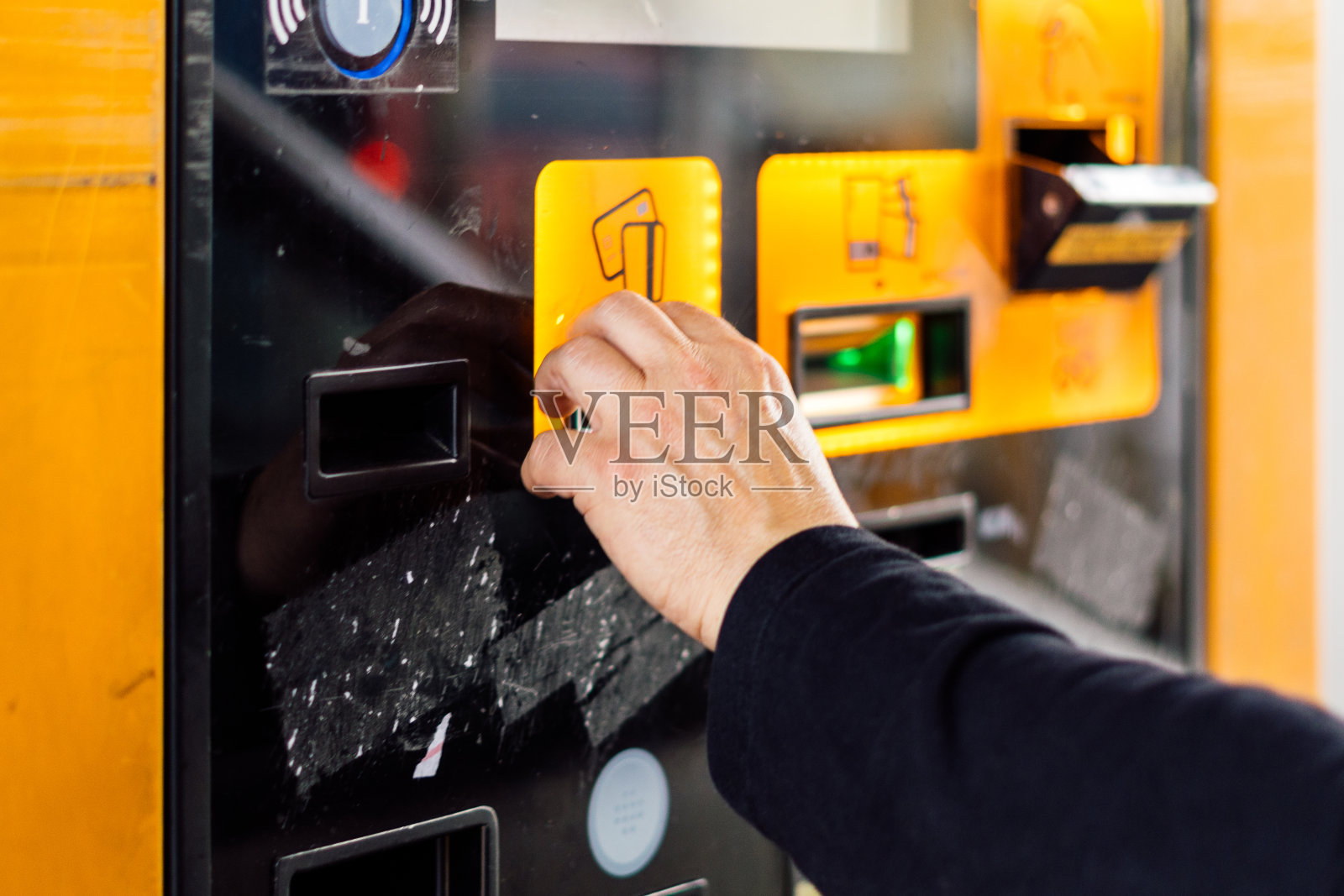 司机在高速公路的自动取款机刷卡照片摄影图片
