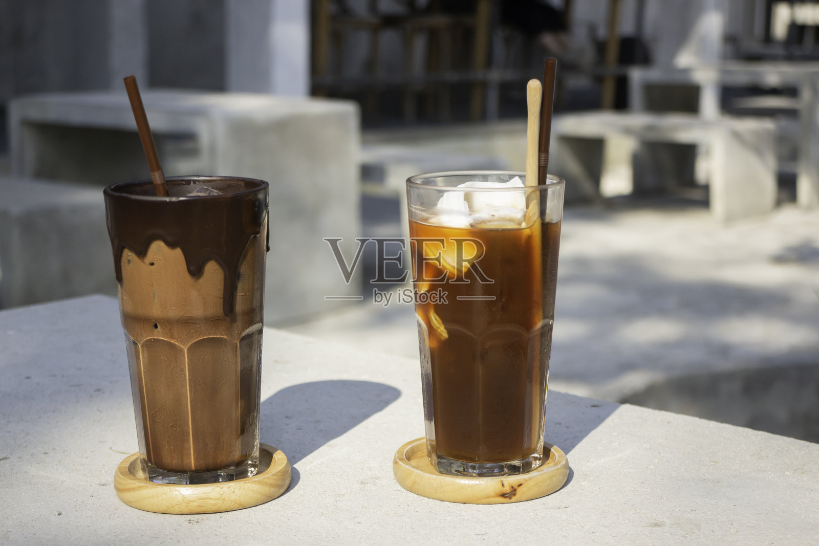 一杯冰块和新鲜咖啡照片摄影图片