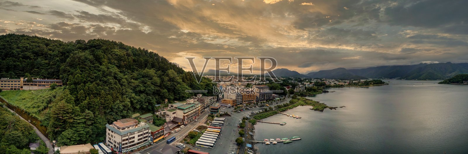 在戏剧性的日落天空下的川口湖全景照片照片摄影图片