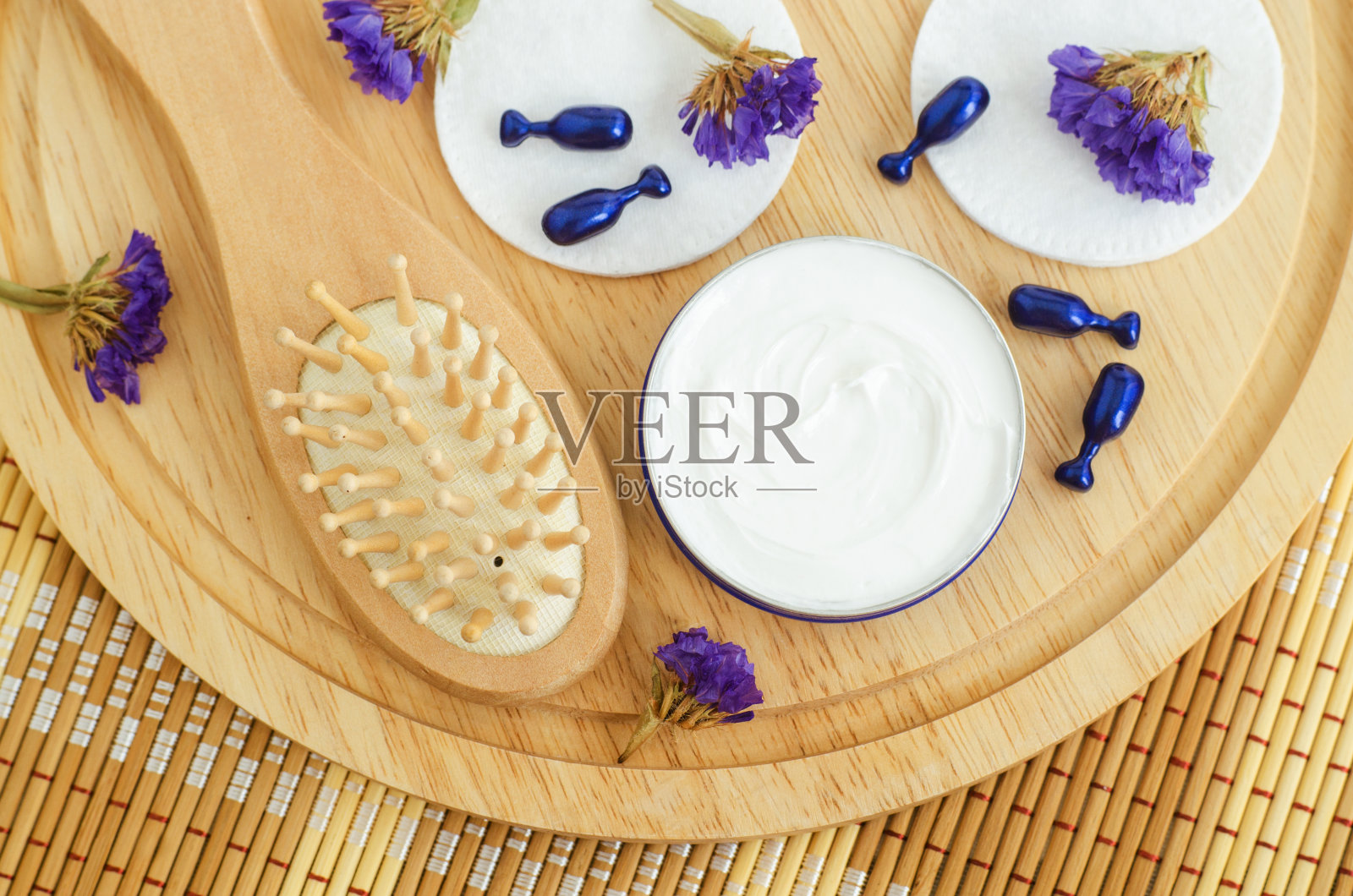 白色发膜(面霜,乳木果油,身体黄油)在一个小罐子和木制发刷。天然护肤护发理念。俯视图,复制空间。照片摄影图片