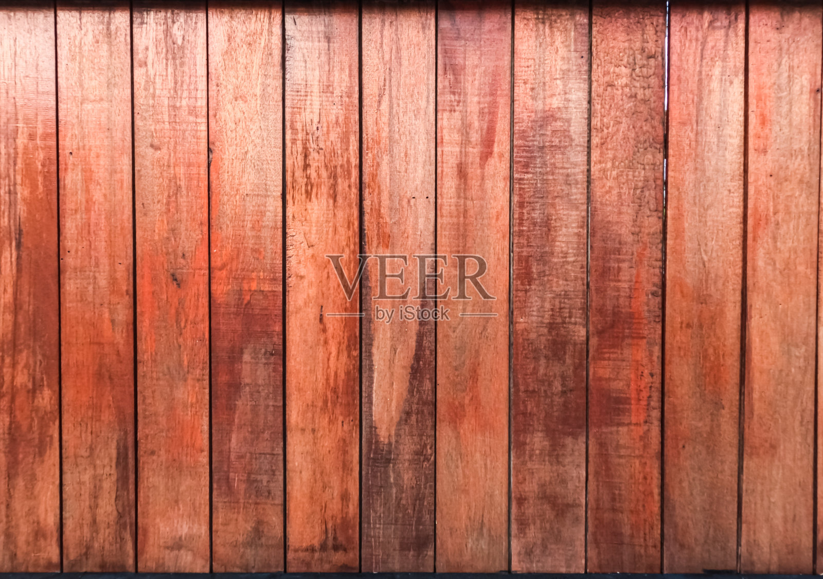 红色的木墙在自然的光线下,木板墙的纹理照片摄影图片