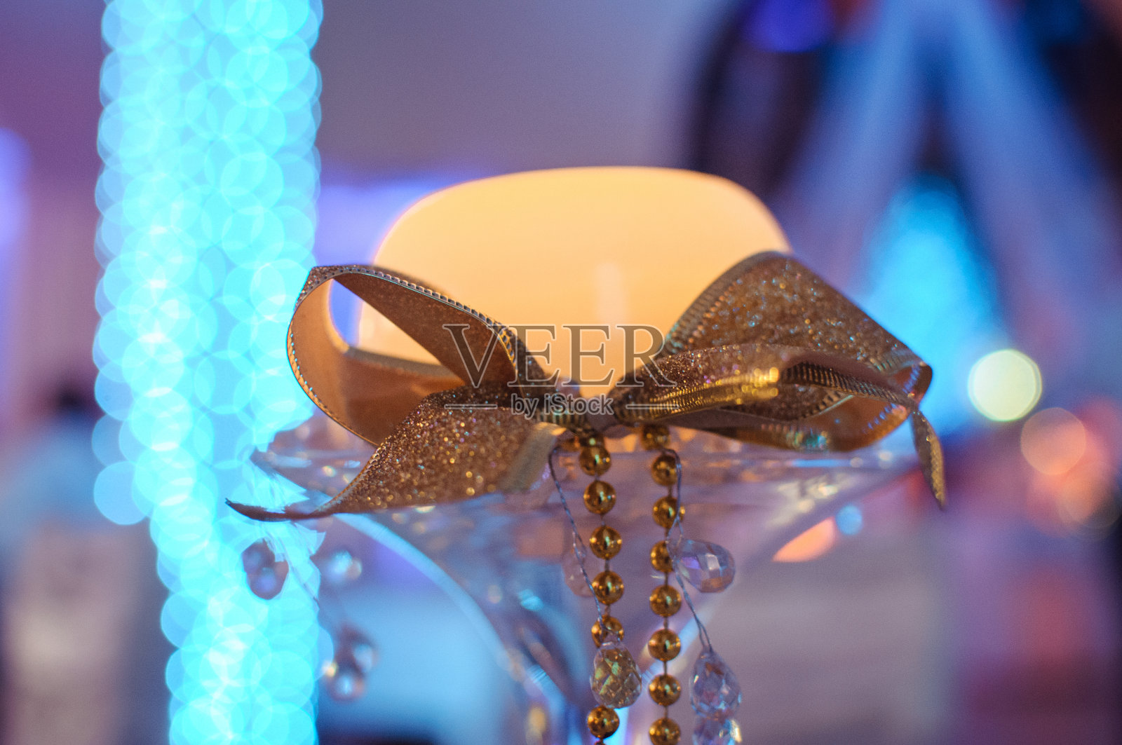 被照亮的蜡烛与金色丝带和仙女灯的特写照片摄影图片