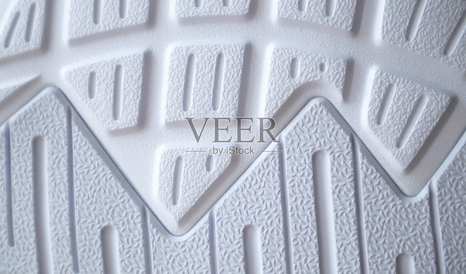 新白色运动鞋的大底。男鞋的橡胶底。运动和步行鞋的鞋底。运动鞋材料的质地照片摄影图片