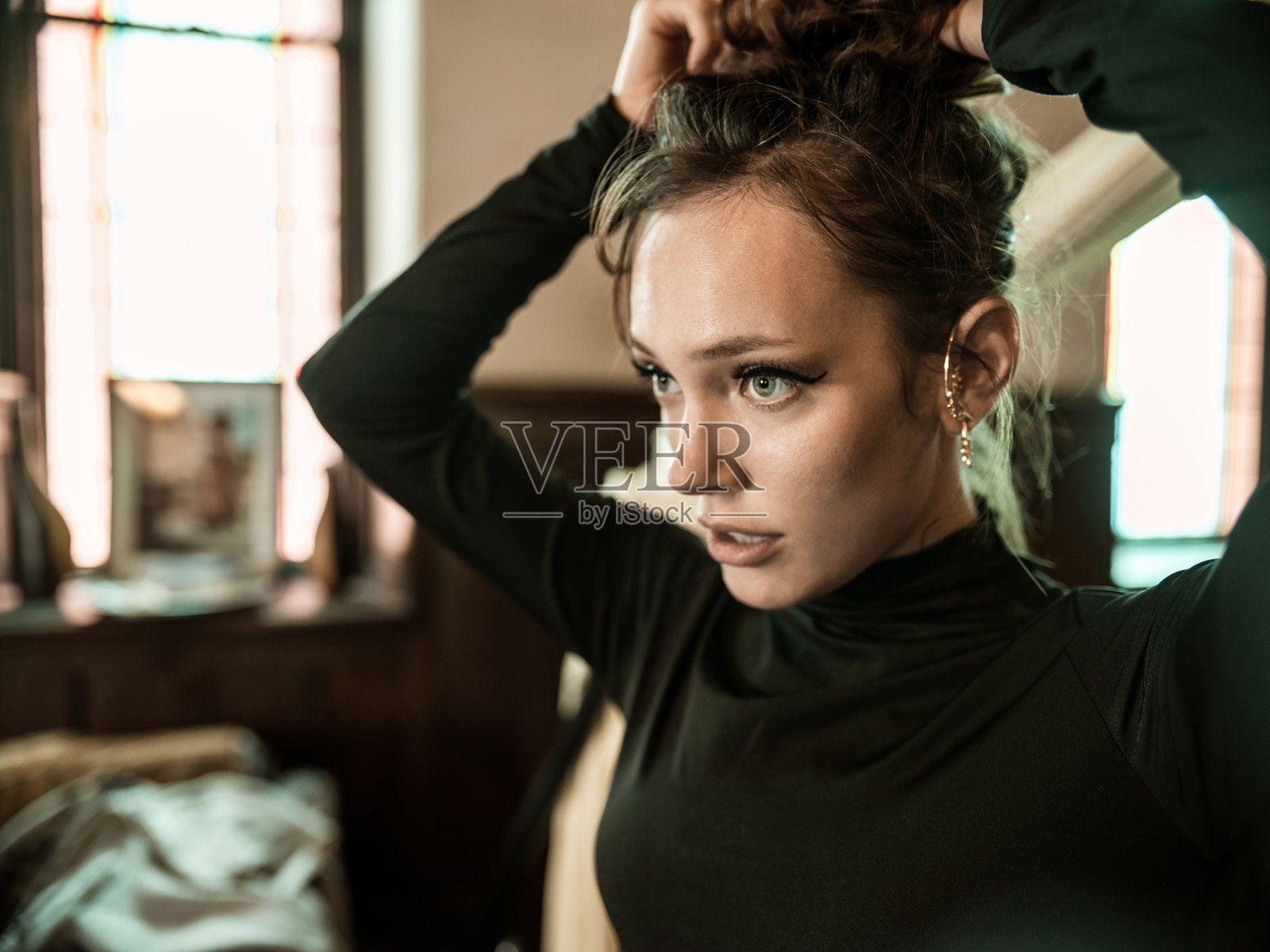 女演员在演播室做头发照片摄影图片