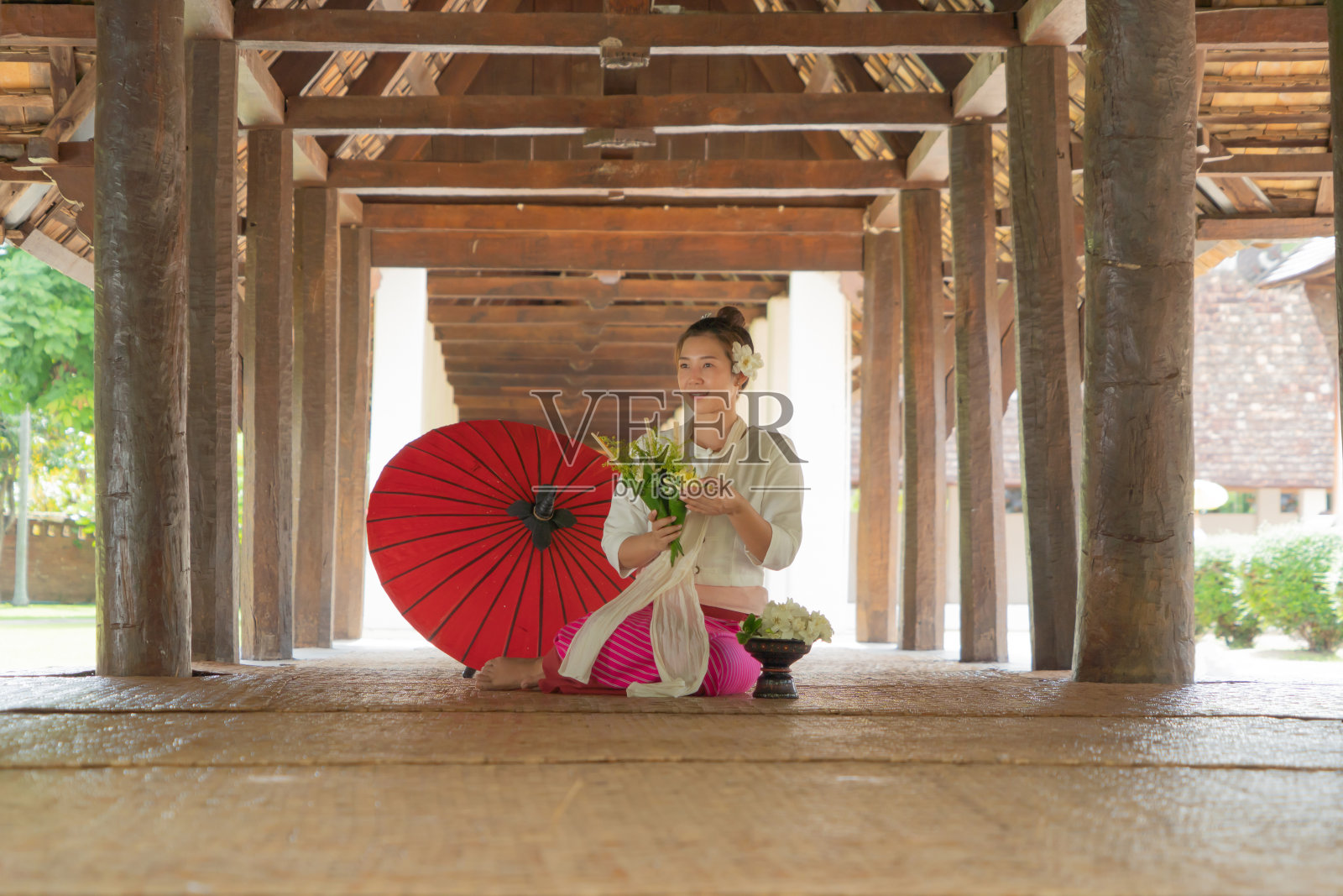 微笑的亚洲珊女女孩的肖像,泰爱,泰国北部的人与传统的兰那衣服拿着鲜花在Wat Ton Kwen寺,装饰。文化生活方式。照片摄影图片