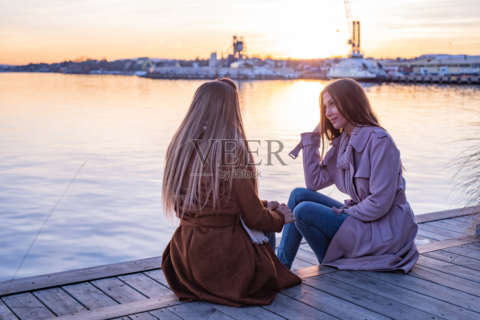 两个女性朋友在户外聊天照片摄影图片