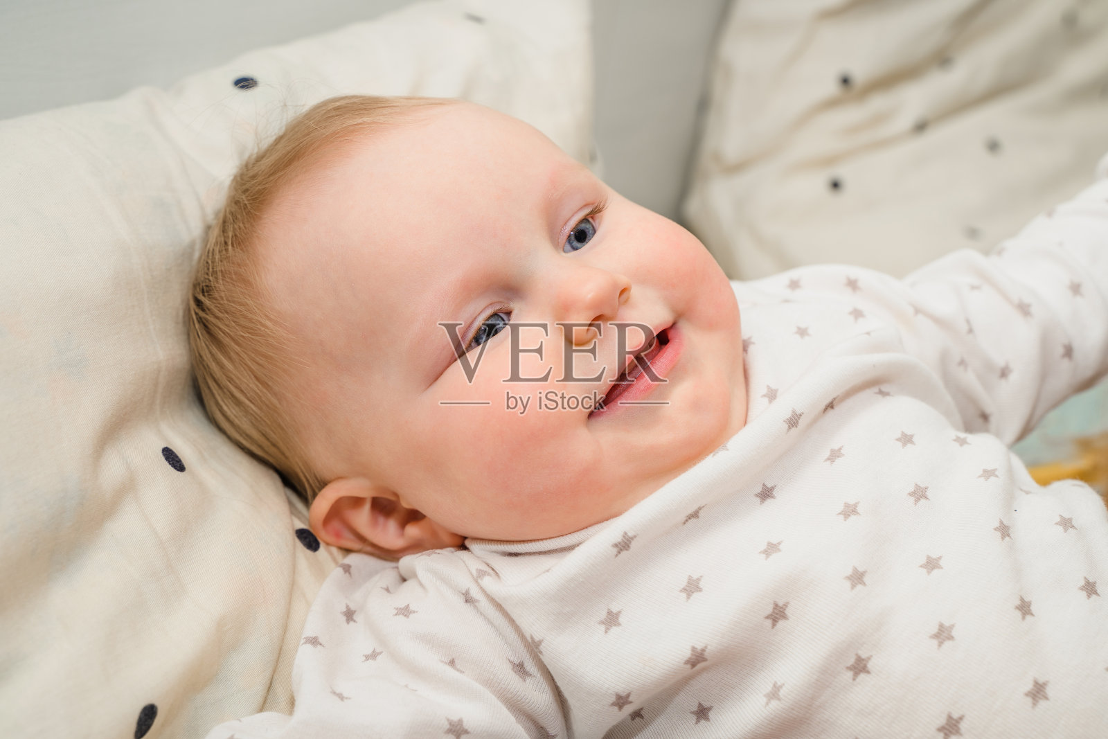 一个可爱的小女孩在明亮的房间里的肖像照片摄影图片