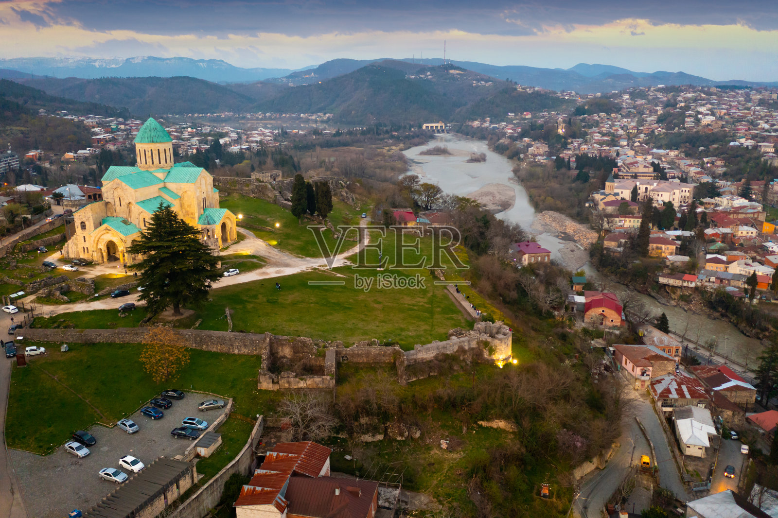 库塔伊西古城晚间无人机视角照片摄影图片
