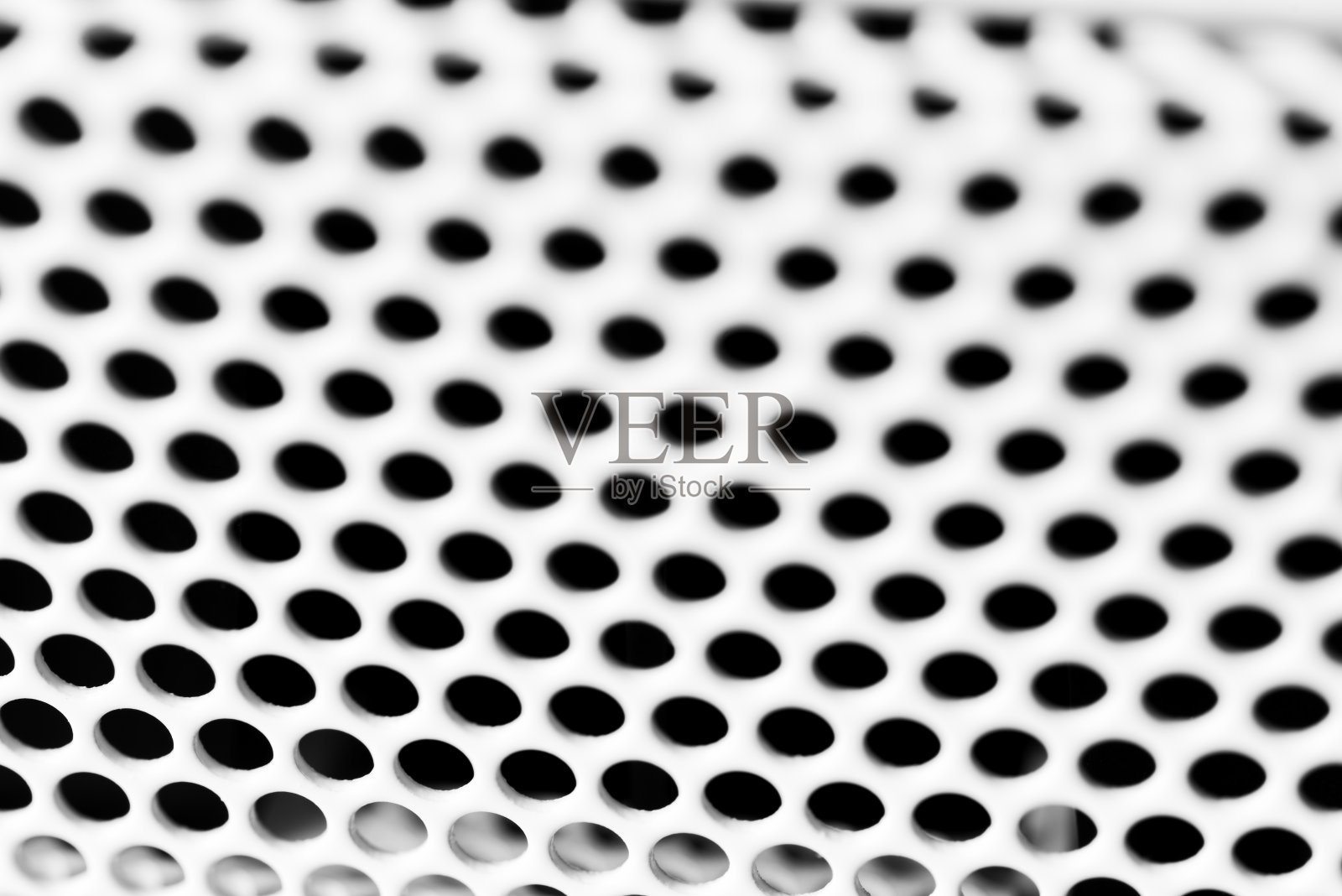 白色的通风格栅。圆孔。金属结构。黑暗的背景。照片摄影图片