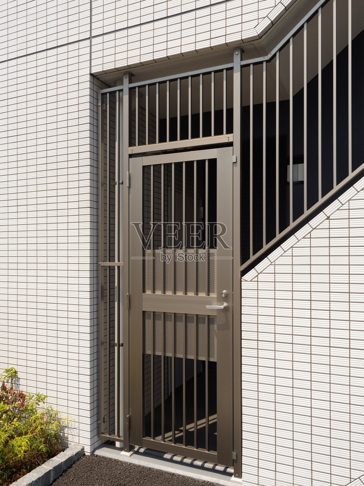 一个被锁住的公寓的紧急出口照片摄影图片