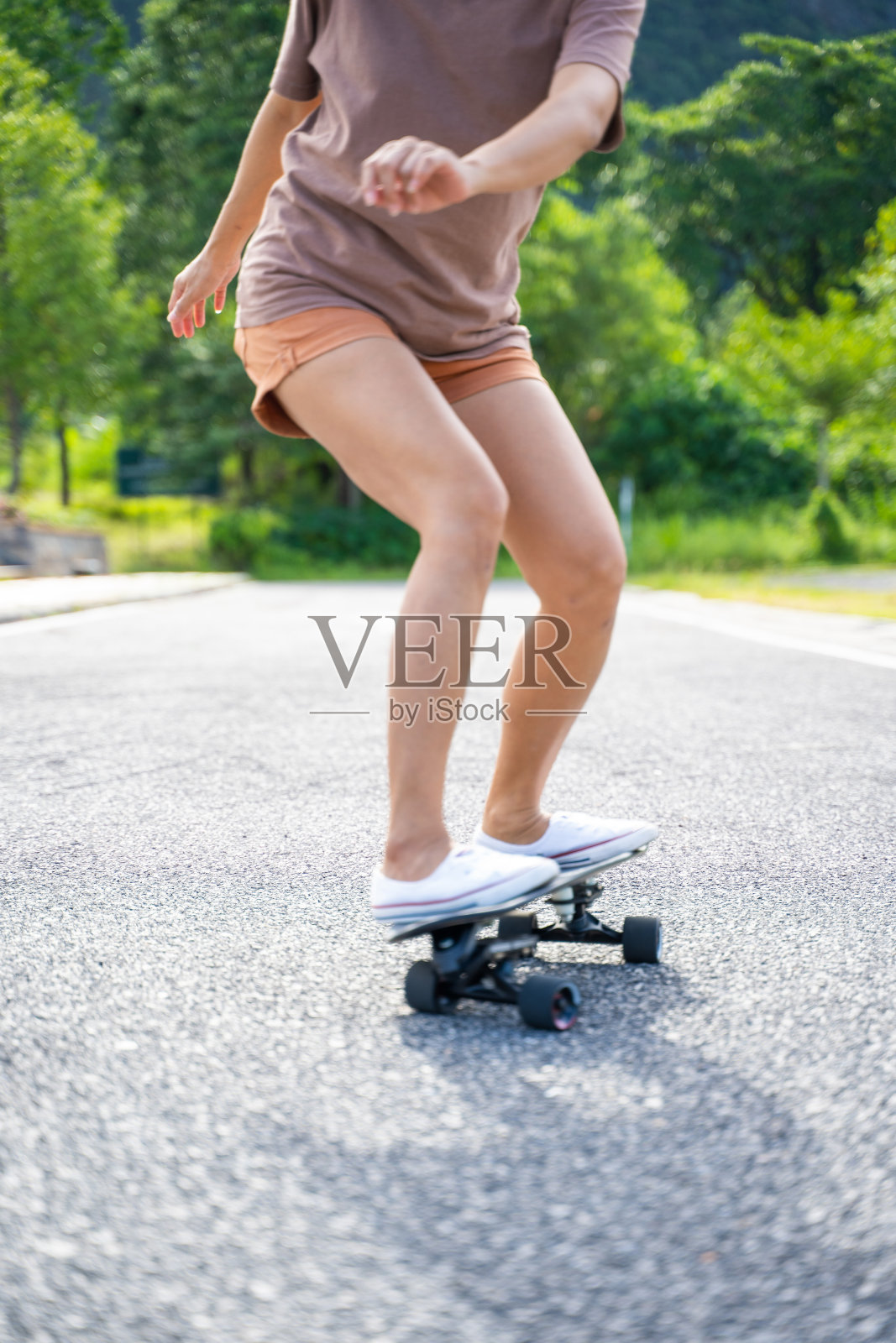 女孩在公园里玩滑板照片摄影图片