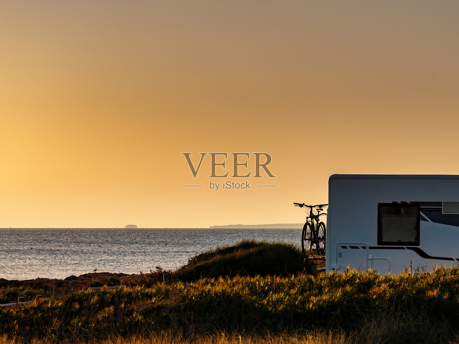 露营者和自行车露营在海滩上照片摄影图片