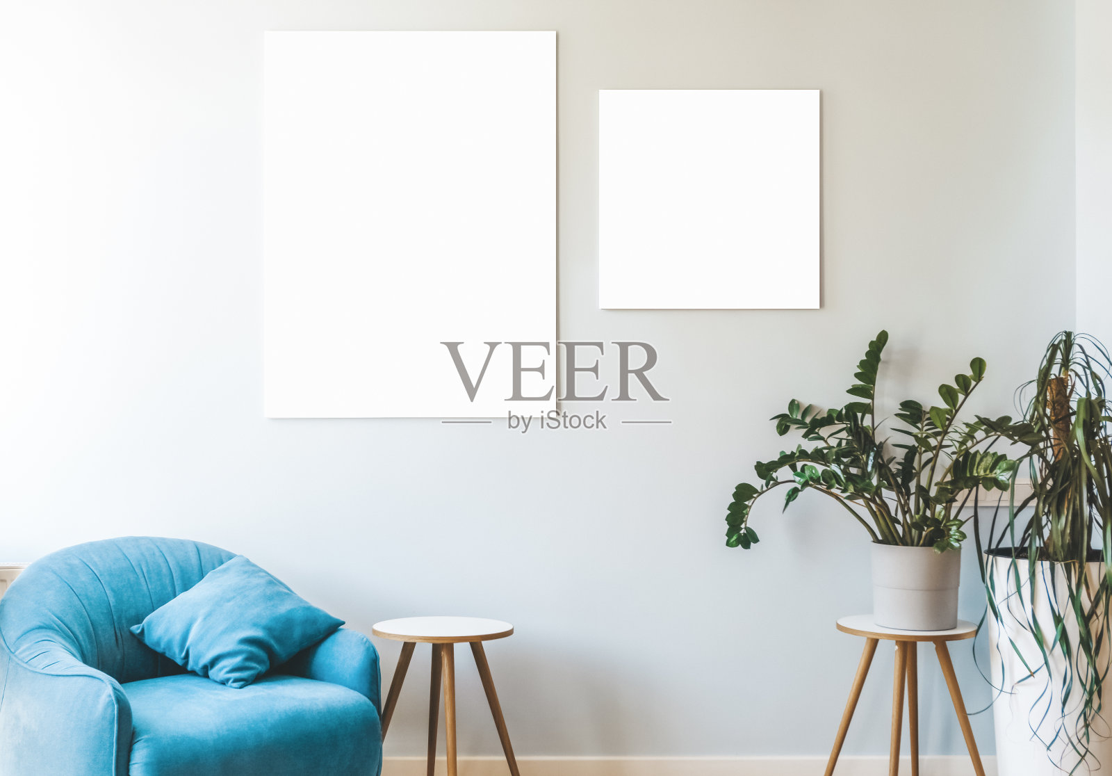 模拟了画布。白色的空白帆布框架在墙上在一个轻的极简主义的内部。室内装潢房间或办公室内部的设计和装饰照片摄影图片