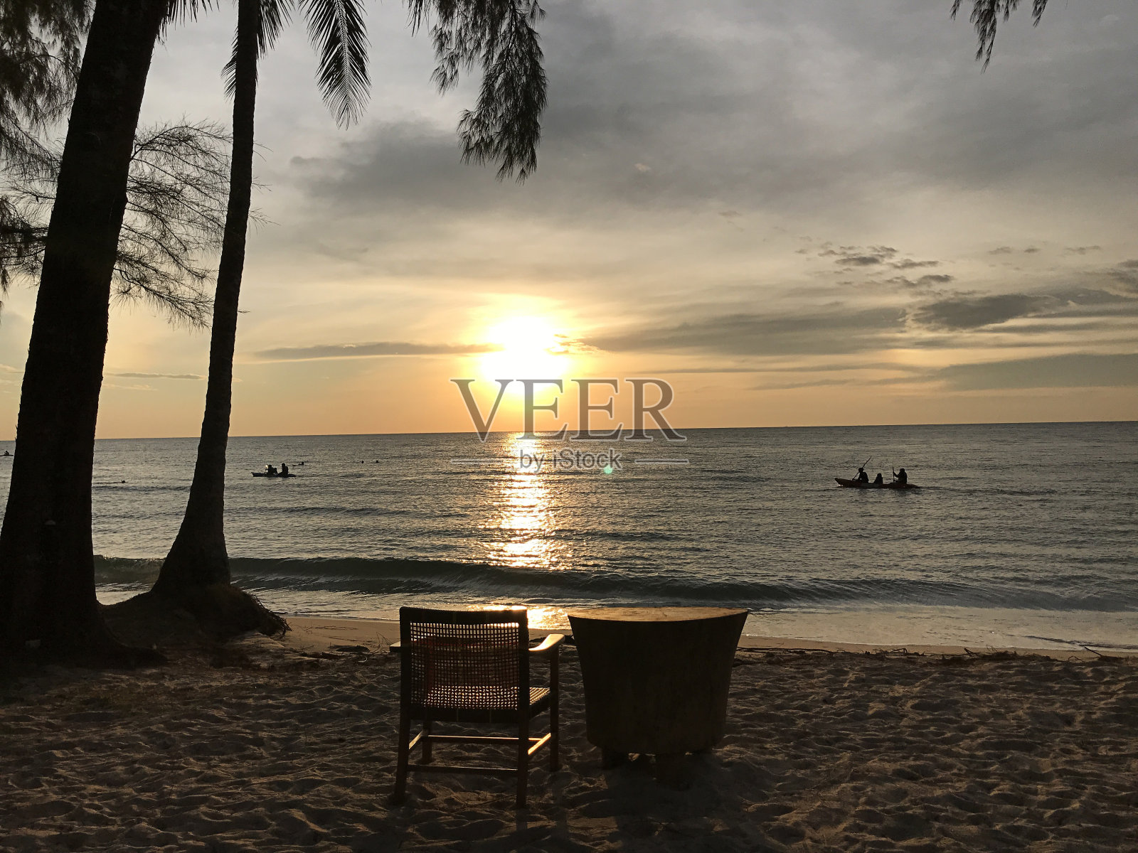 夕阳倒映在泰国特叻高吉的Klong Chaow海滩上。照片摄影图片