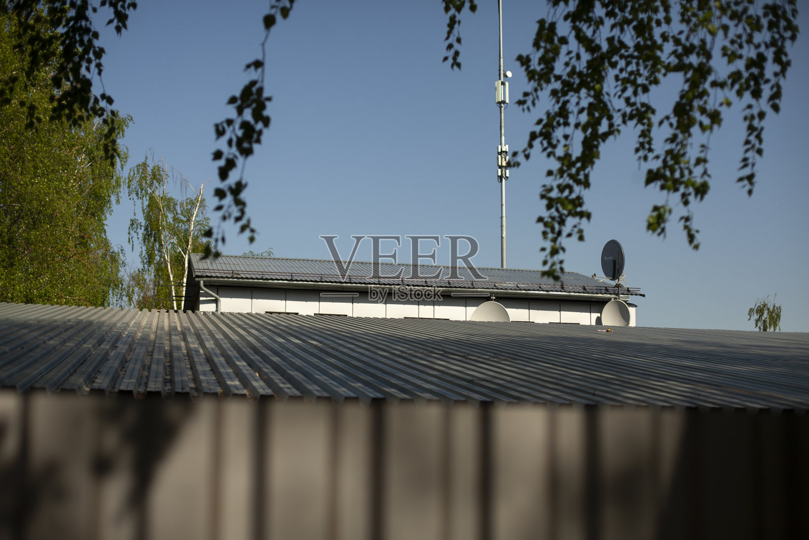 房子的屋顶。屋顶工业建筑物的屋顶照片摄影图片