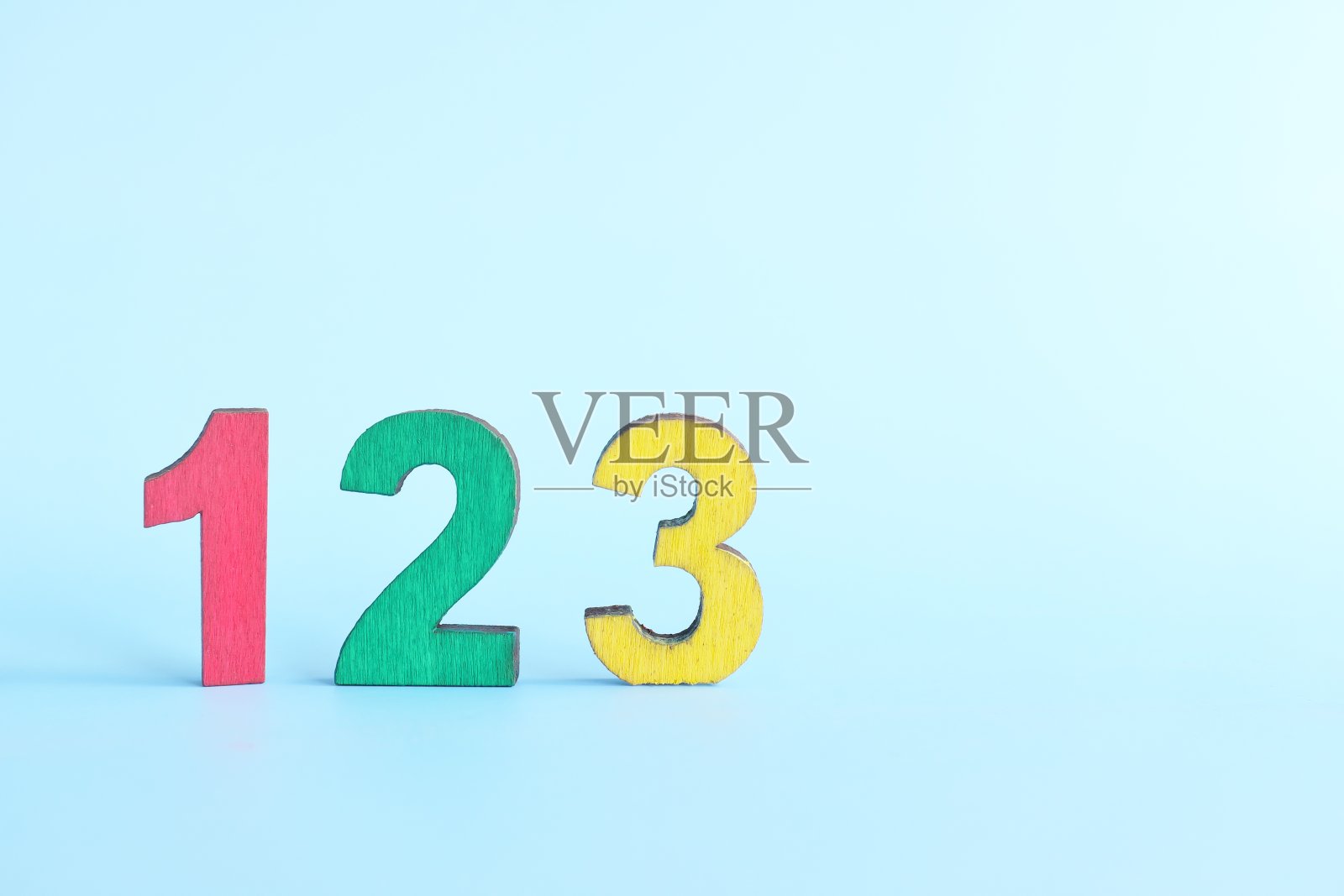 彩色123数字在积木在蓝色的背景与复制空间。从儿童开始学习计数的概念。照片摄影图片