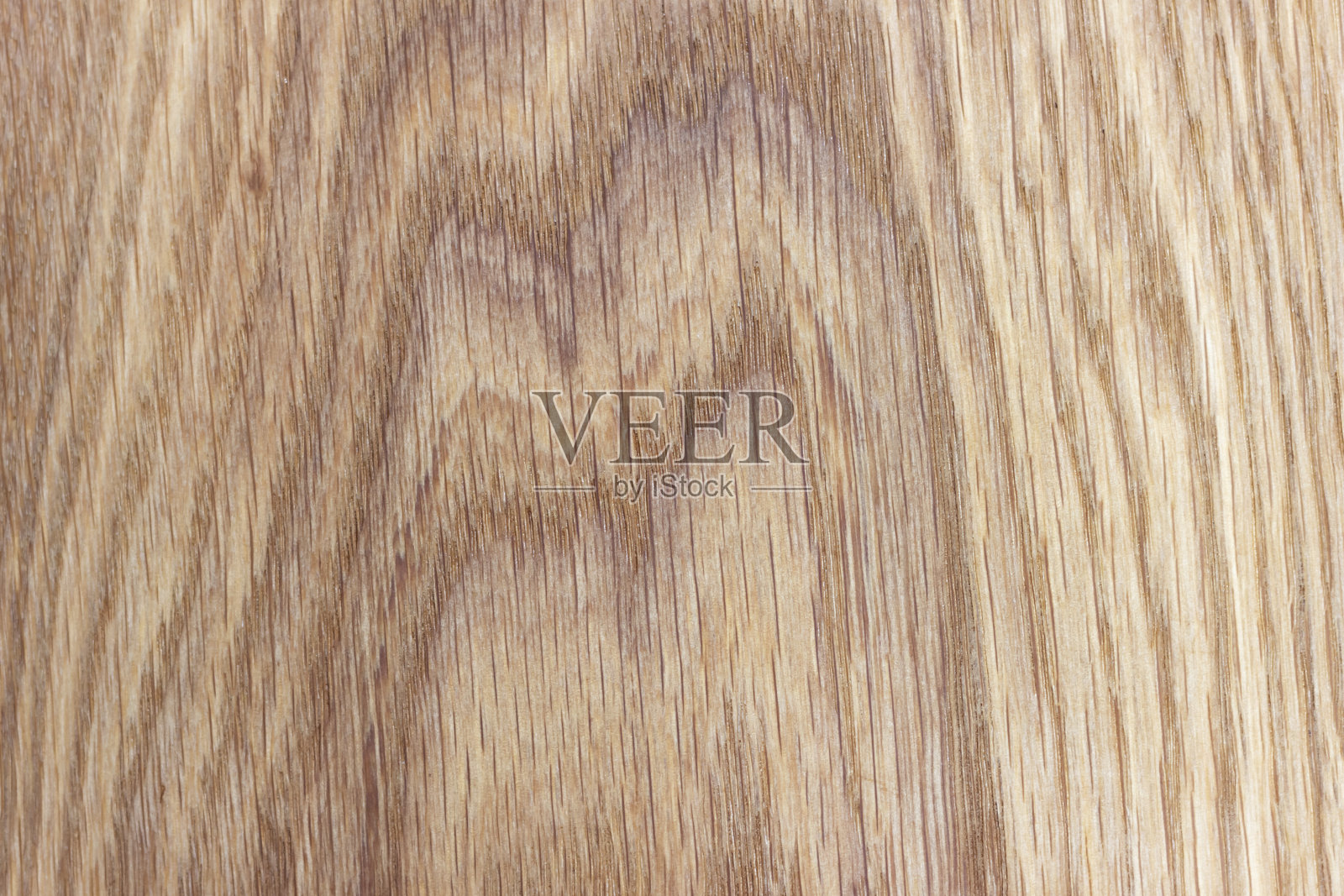 橡木厨房砧板上满是刀痕。照片摄影图片