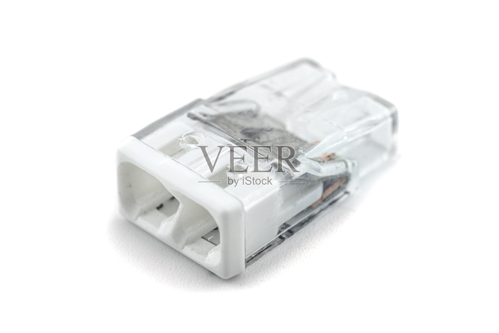 2端自锁拼接连接器,用于电力电缆的绞合和实心线,隔离在白色背景上。照片摄影图片