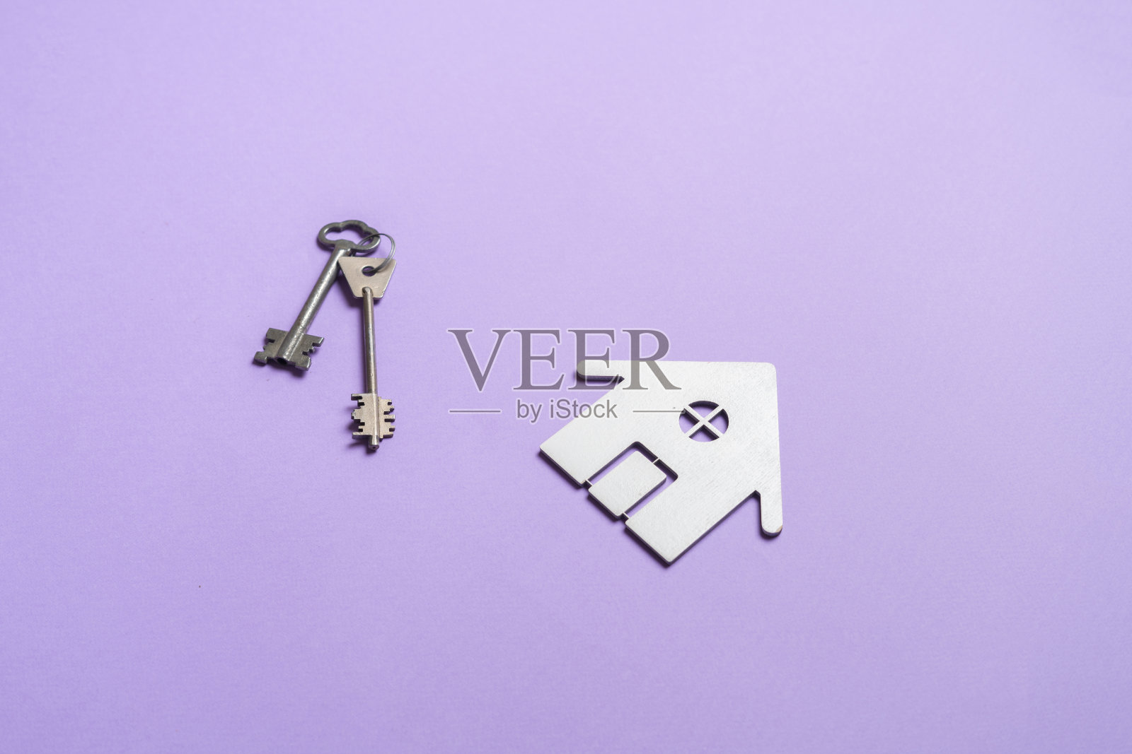 平铺在桌子上的钥匙,象征着房地产投资照片摄影图片