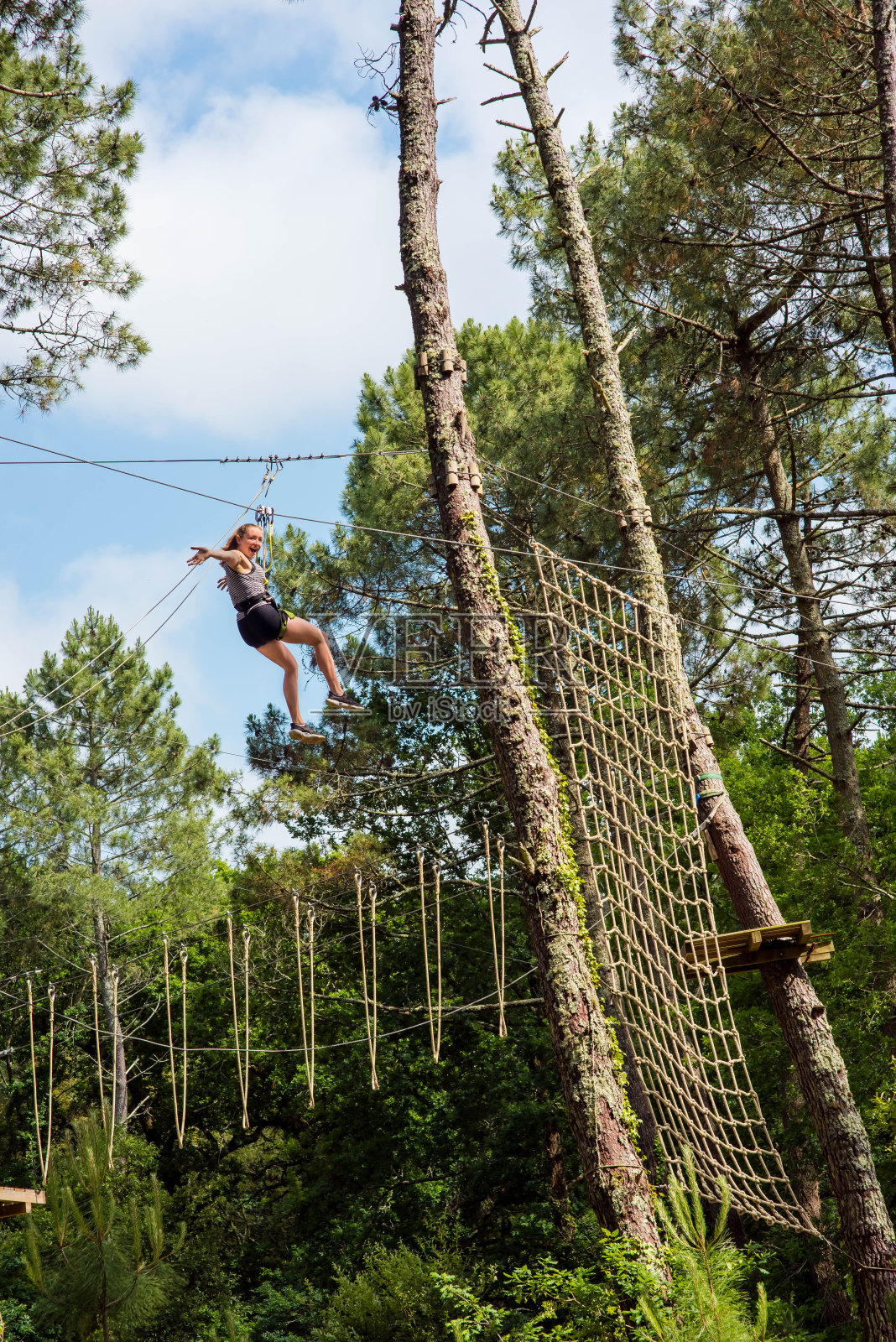 一个年轻女子在爬树公园照片摄影图片