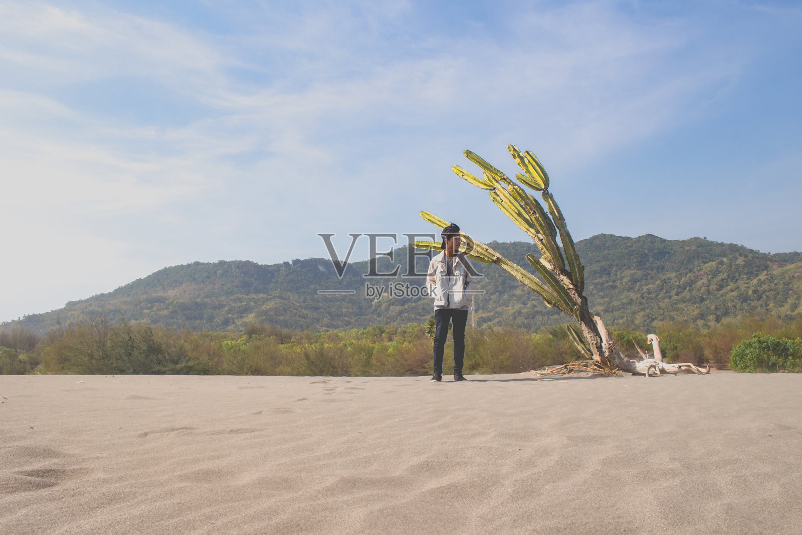 沙漠中的年轻男性旅行者照片摄影图片