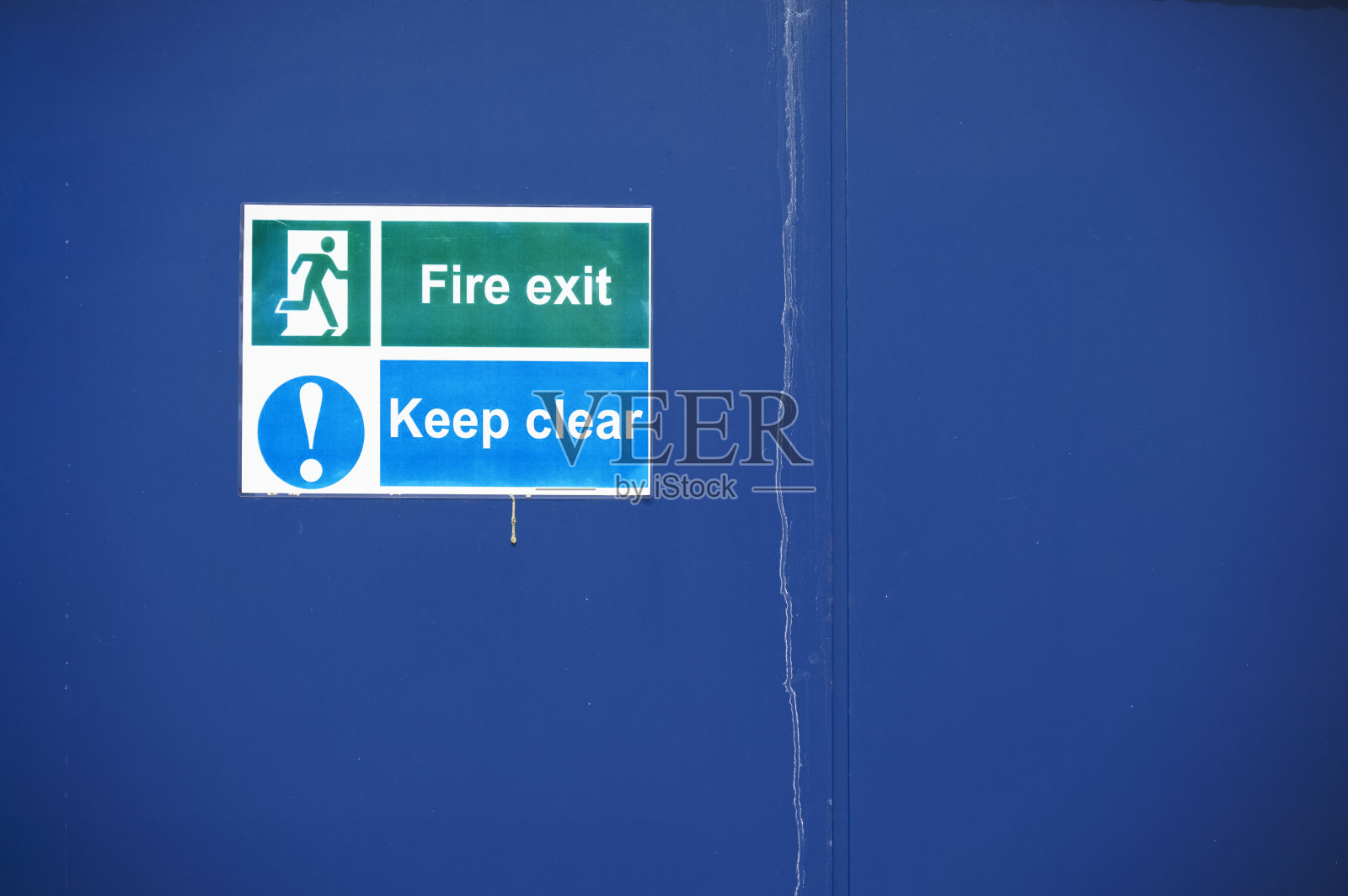 建筑工地门上有安全出口标志照片摄影图片