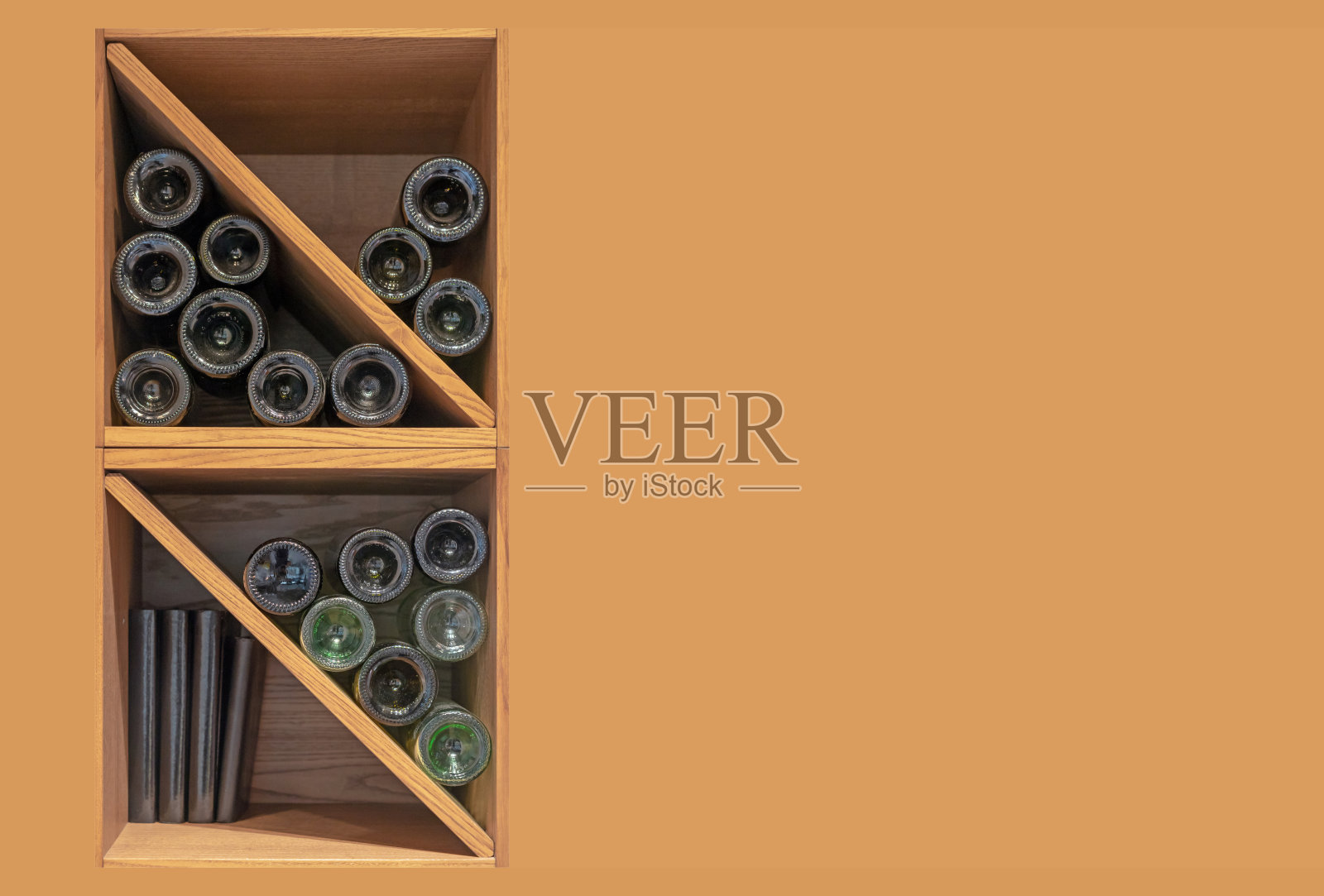 木架上放着红葡萄酒和白葡萄酒。存储的酒精。照片摄影图片