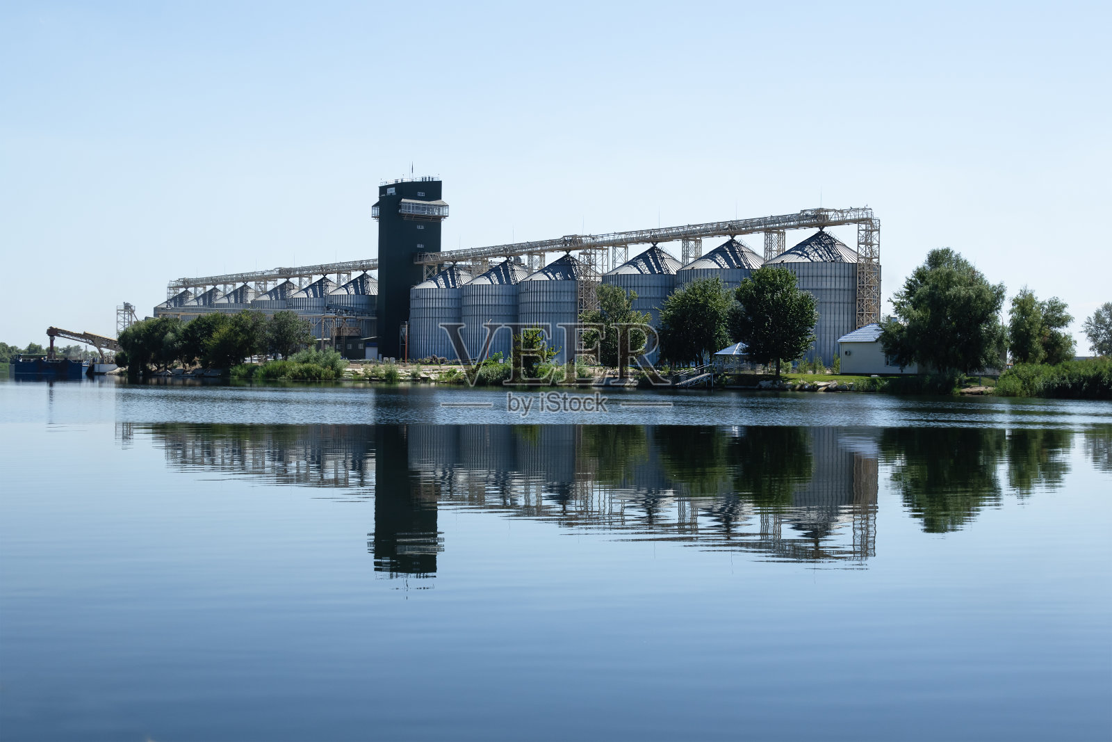 河岸边谷仓全景。农作物储存的概念照片摄影图片