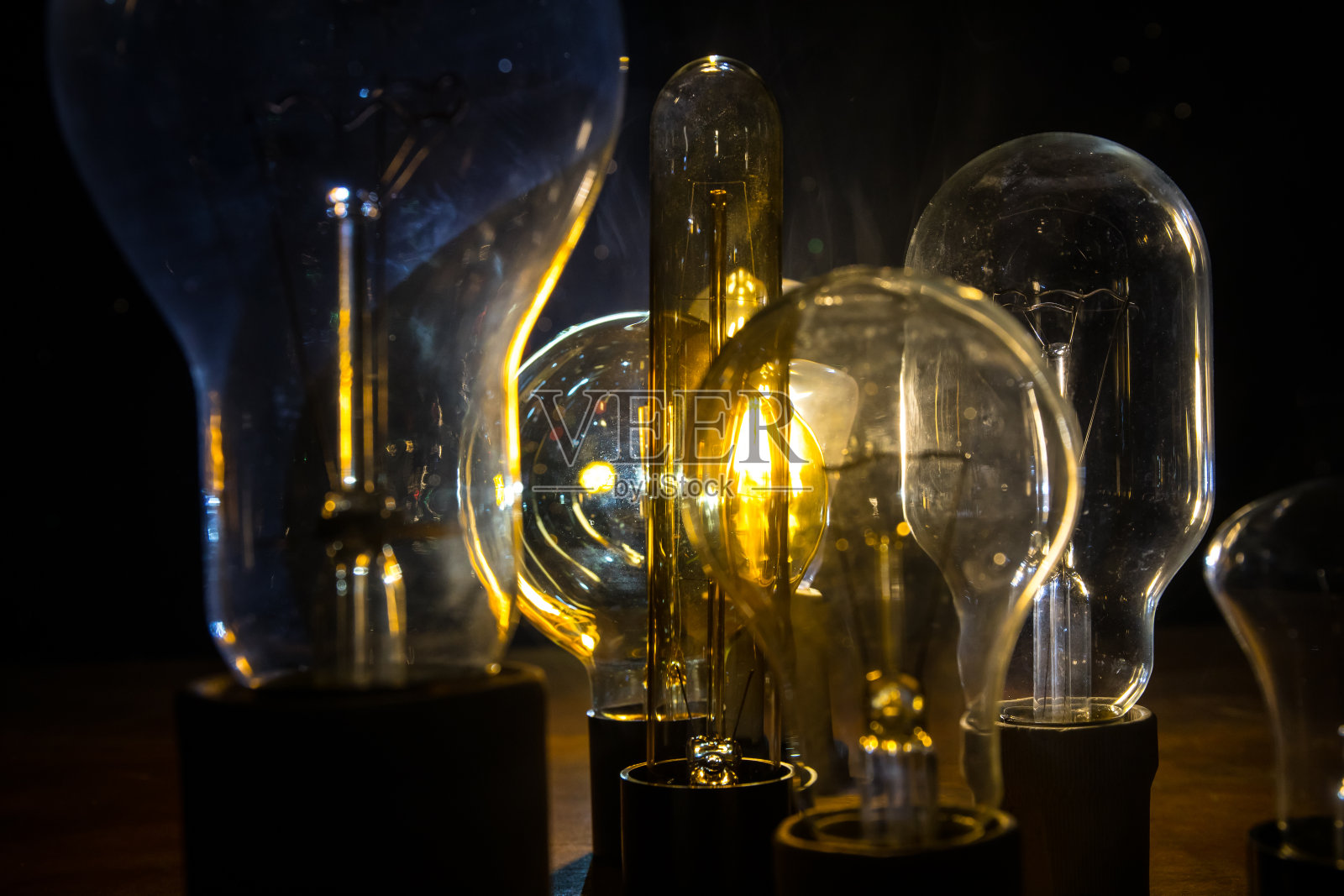 美丽的复古豪华室内灯泡照明灯装饰在黑暗中发光。照片摄影图片