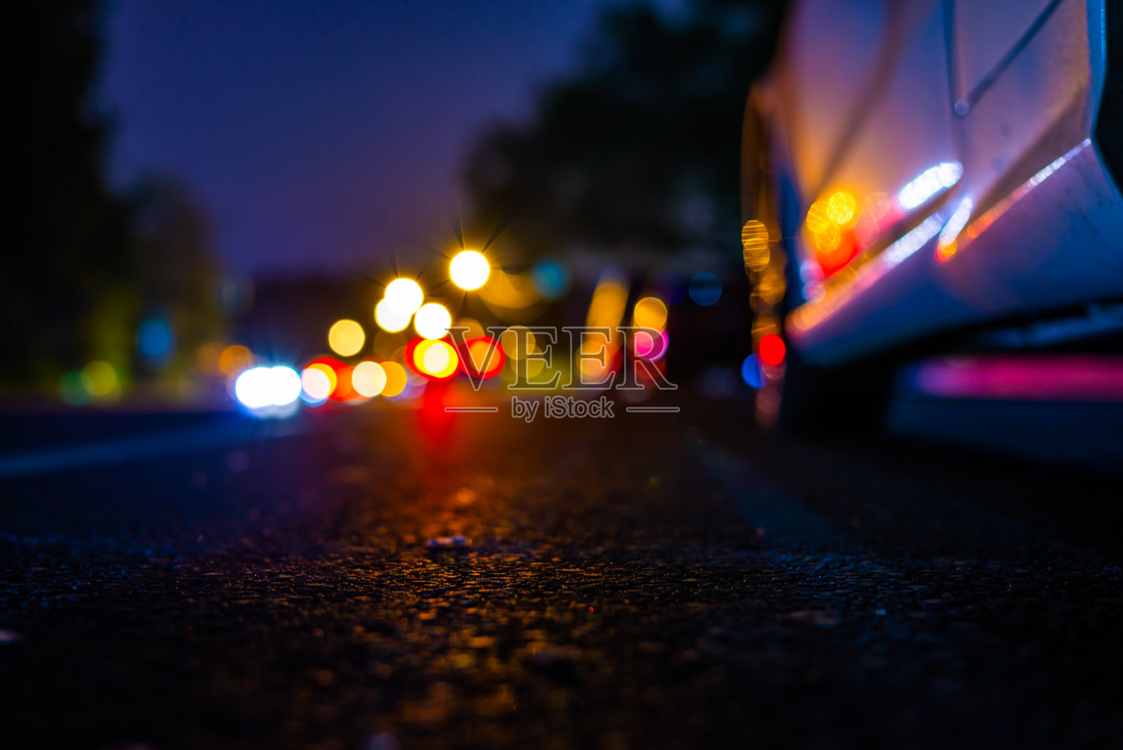 夜晚的乡村小路上亮着灯笼。驶近车辆的前灯。照片摄影图片