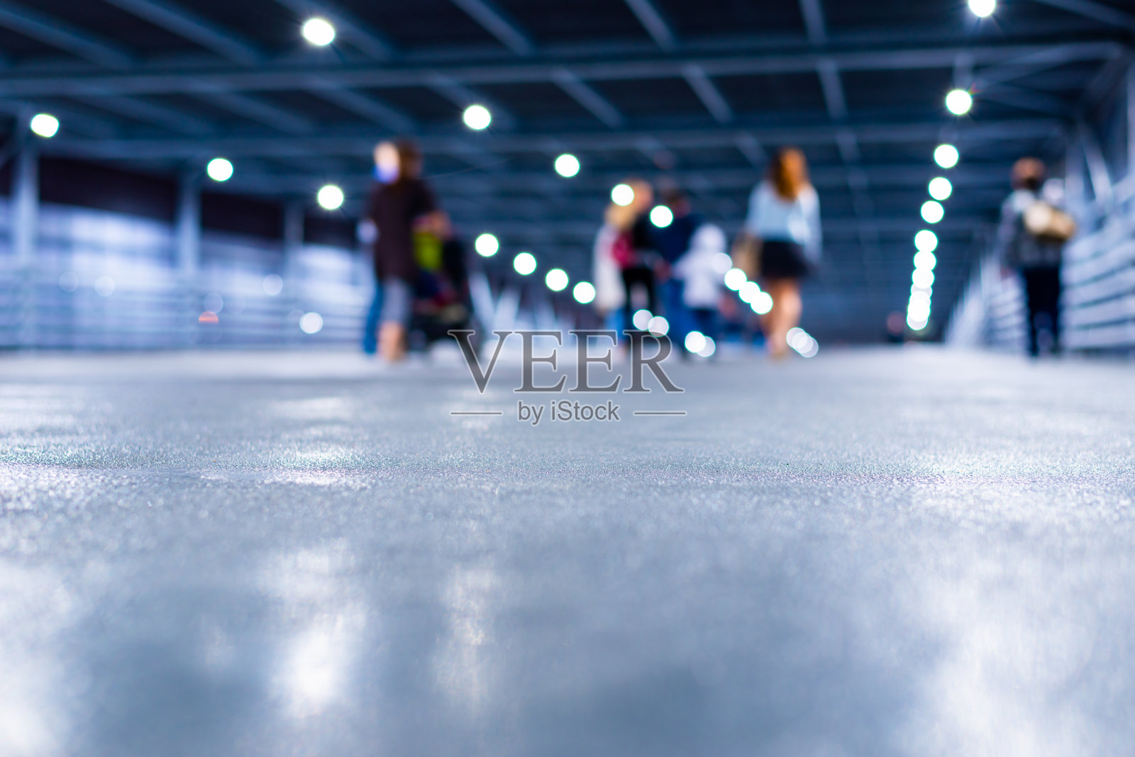 行人隧道与灯笼。人们走在路上。城市的夜晚。照片摄影图片