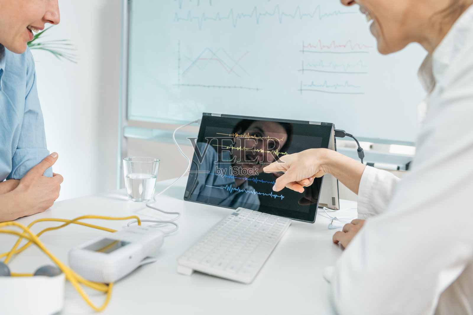 生物反馈训练。咨询医生和患者的生物反馈照片摄影图片