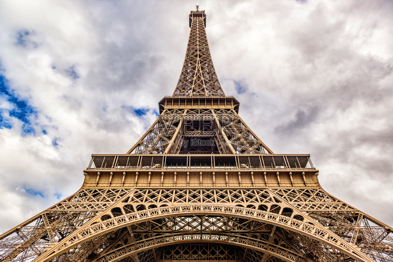 从下面看埃菲尔铁塔照片摄影图片
