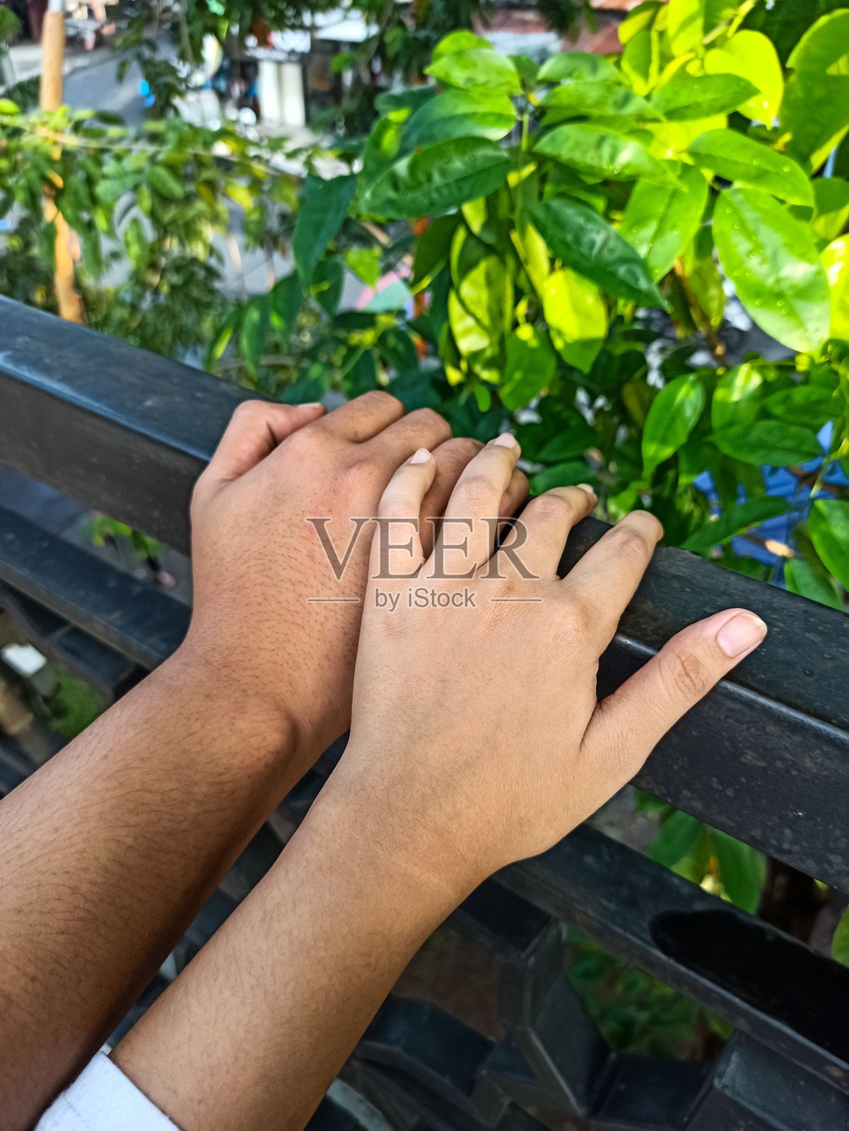 两对情侣牵手约会照片摄影图片