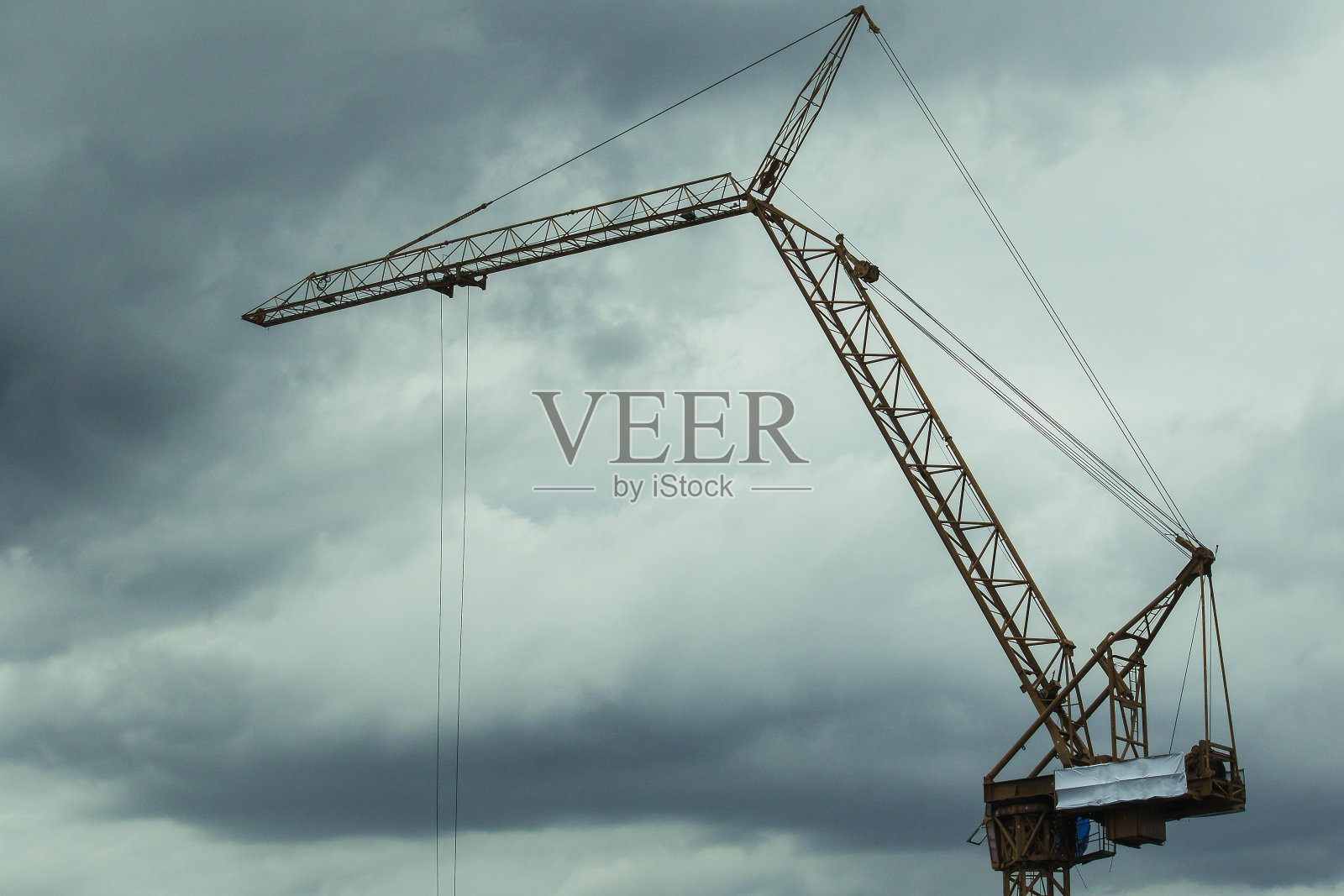 起重机在建筑施工中照片摄影图片