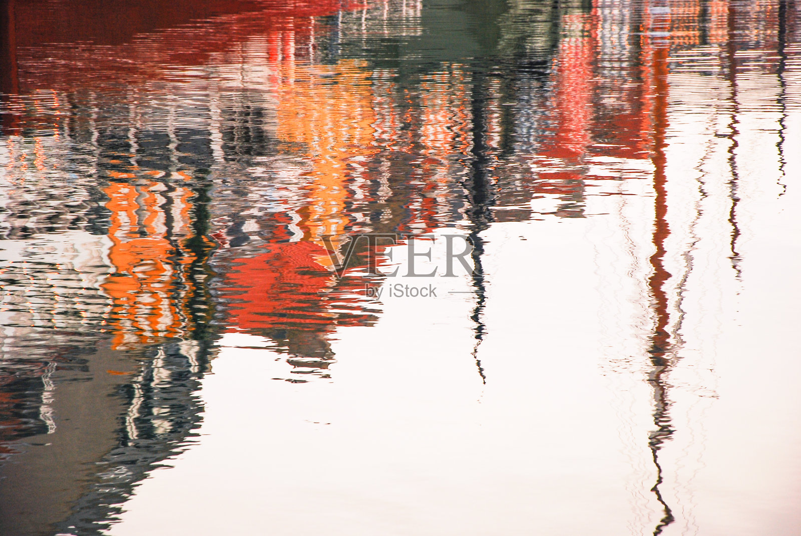 哥本哈根尼哈芬码头的房屋和船只的倒影照片摄影图片