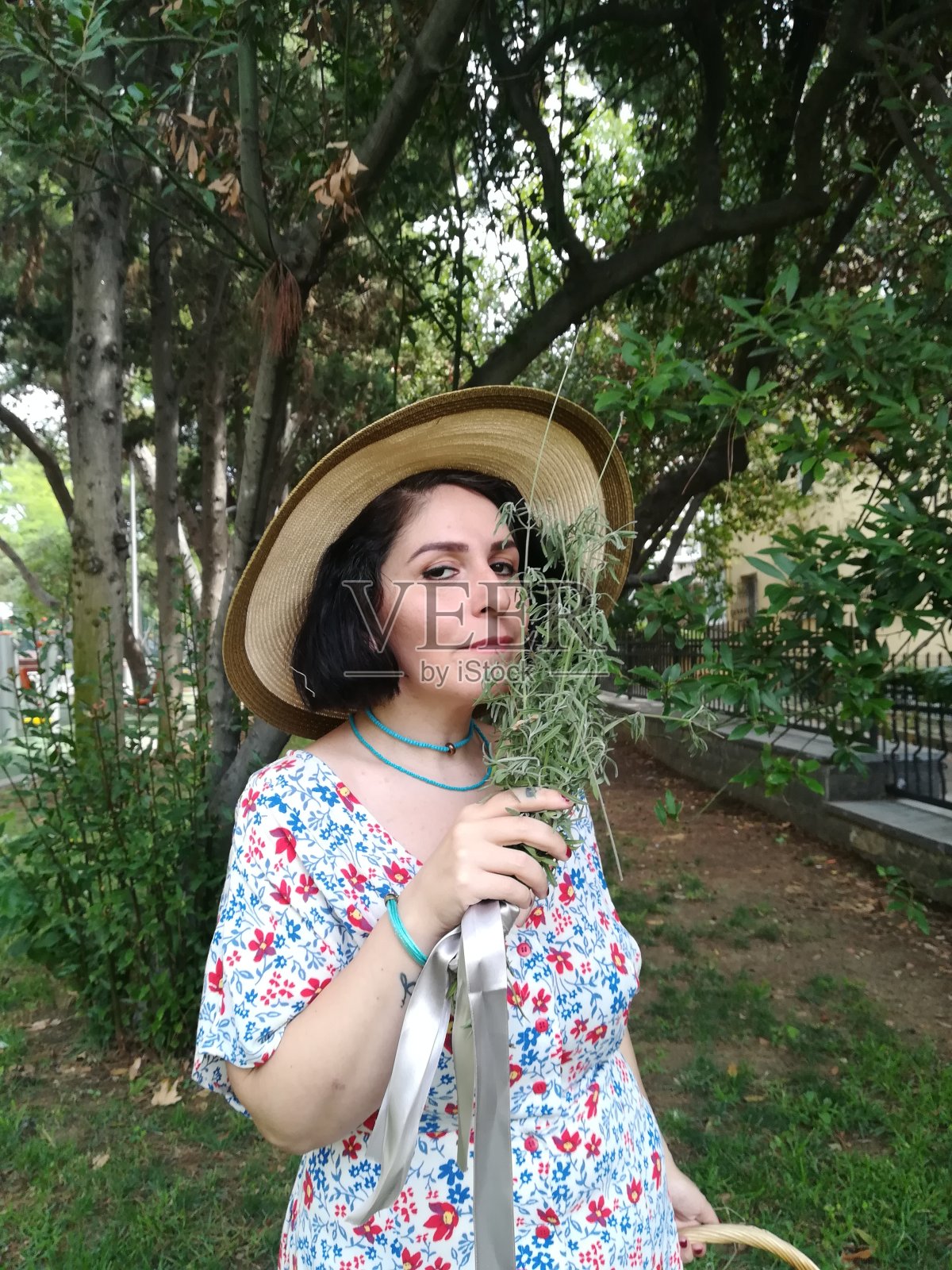 妇女们拿着柳条篮子摘花照片摄影图片