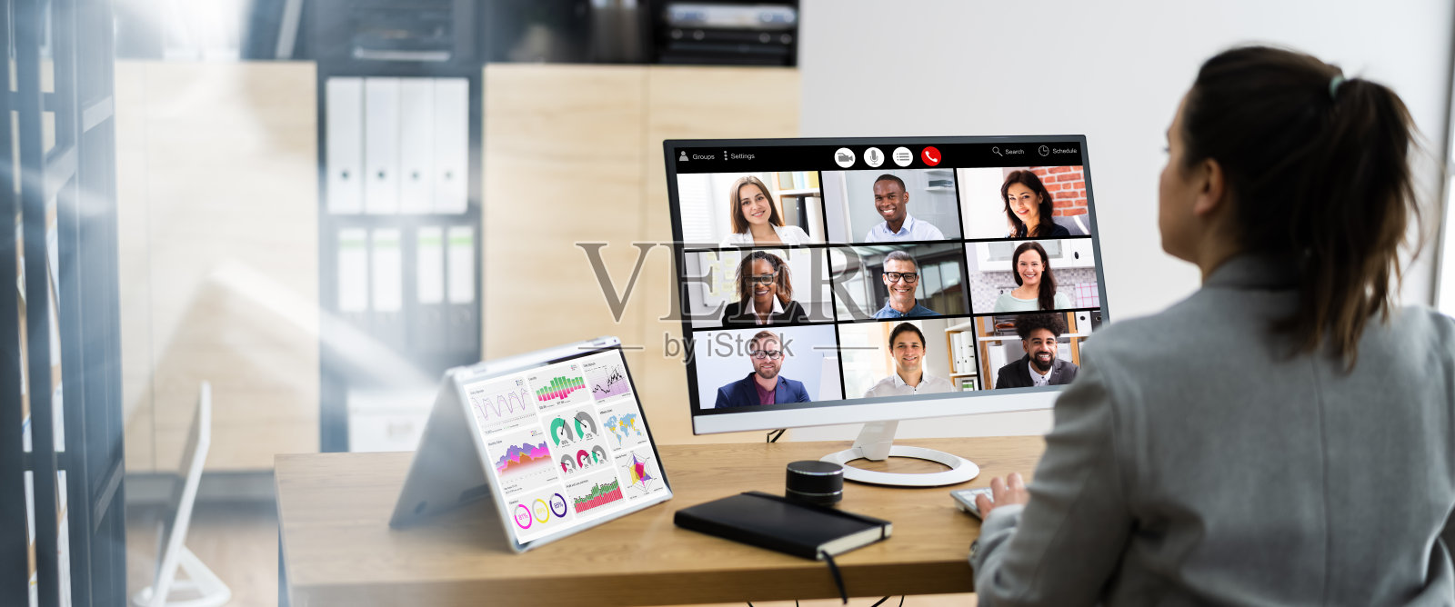 观看在线视频会议照片摄影图片