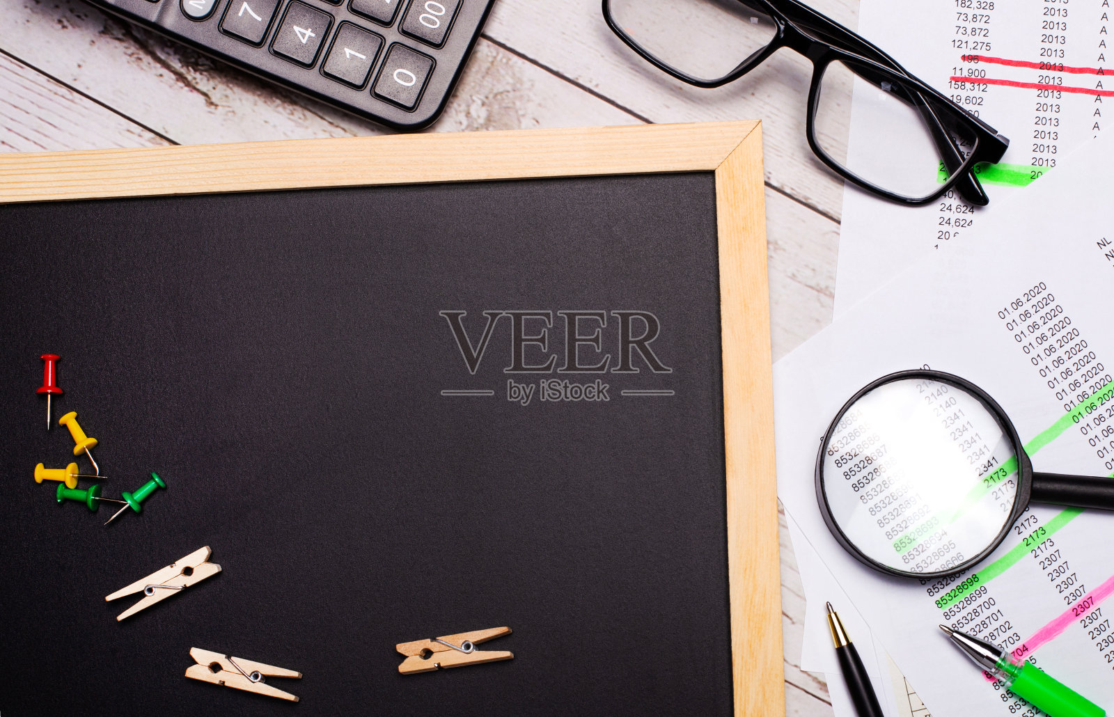 桌面上有计算器、报告、眼镜、放大镜、笔和一块可以插入文本的板。模板。经营理念照片摄影图片