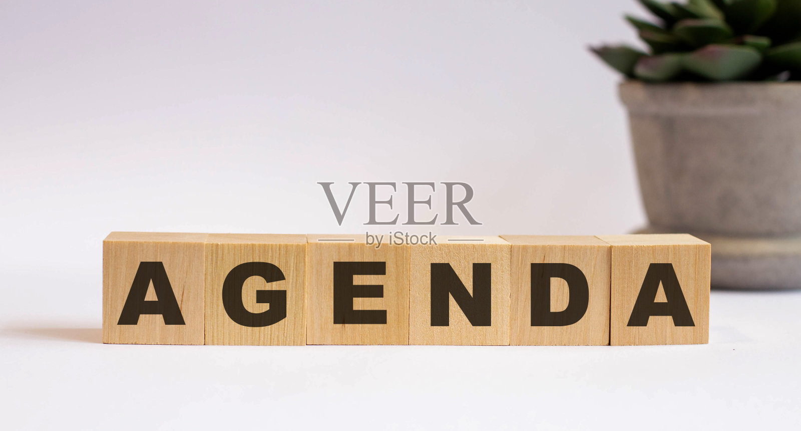 议程写在木方上,在一个明亮的背景照片摄影图片