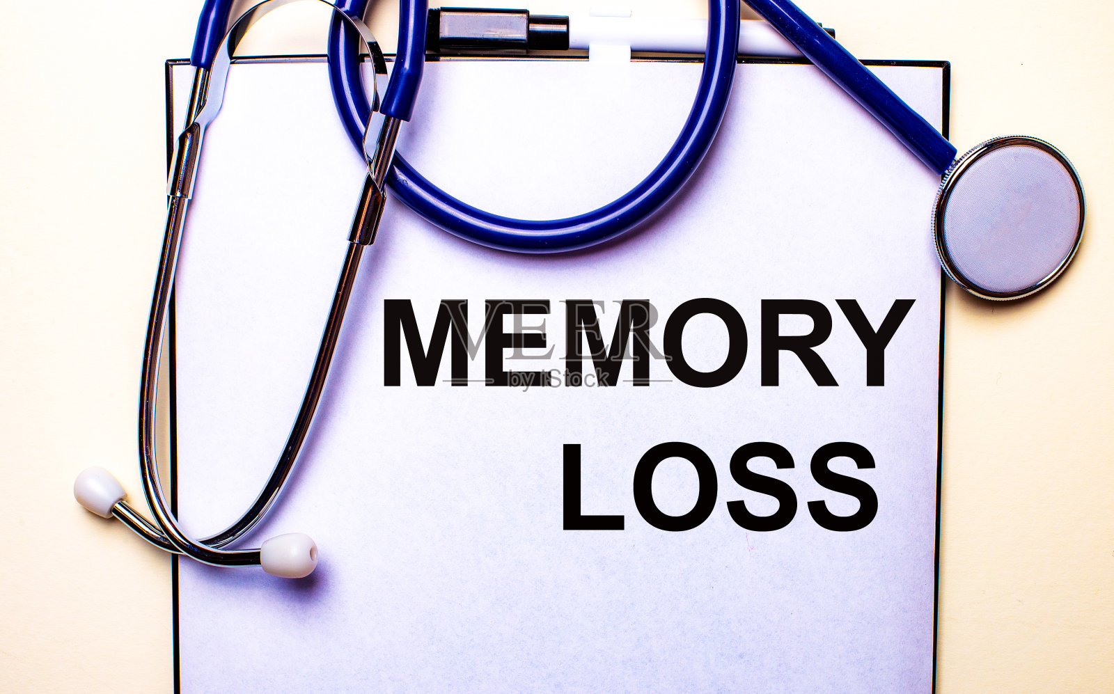 带有听诊器保险丝的白色背景上写着“失忆”。医学的概念照片摄影图片