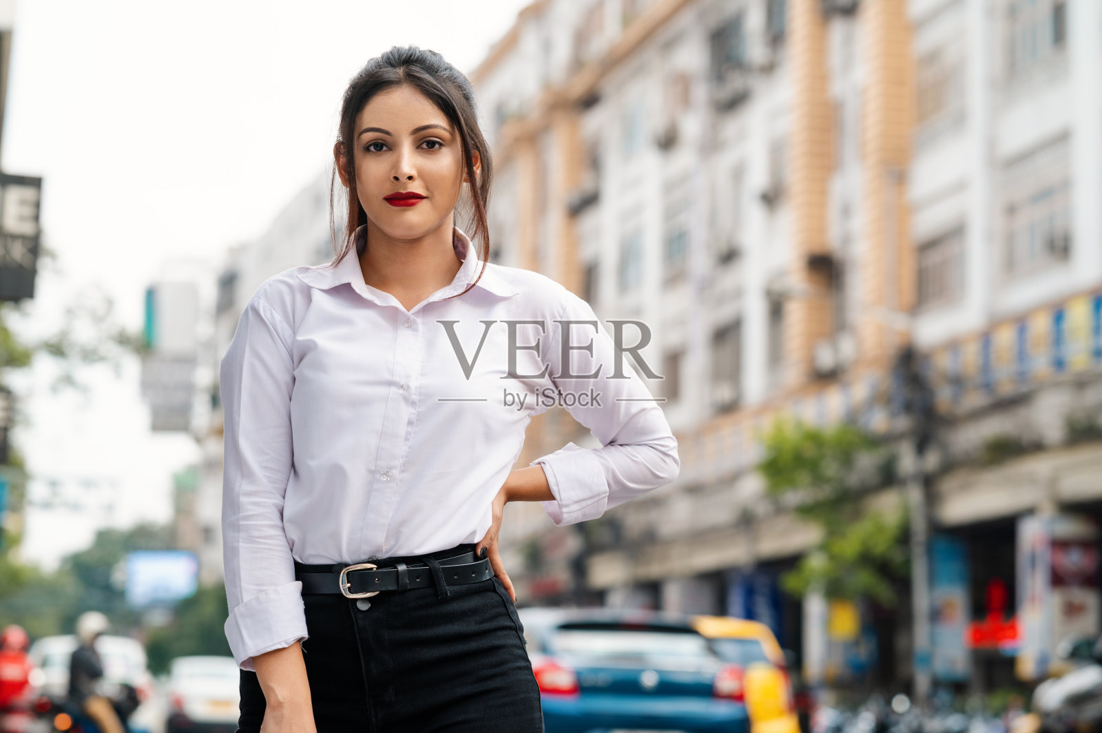 快乐的年轻印度女商人肖像照片摄影图片